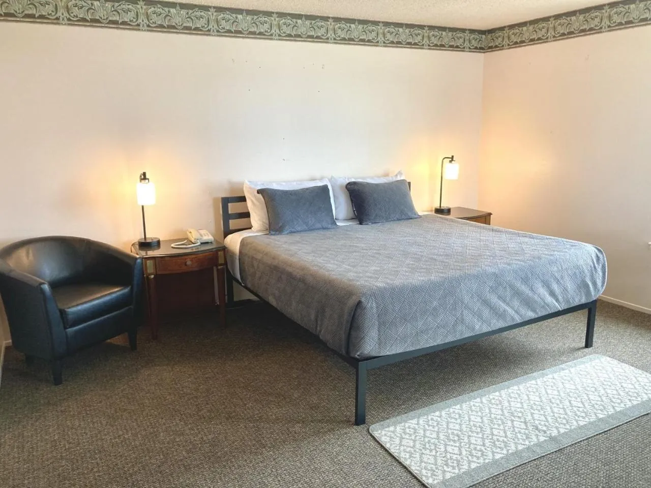 Bed in Coast Riders Inn