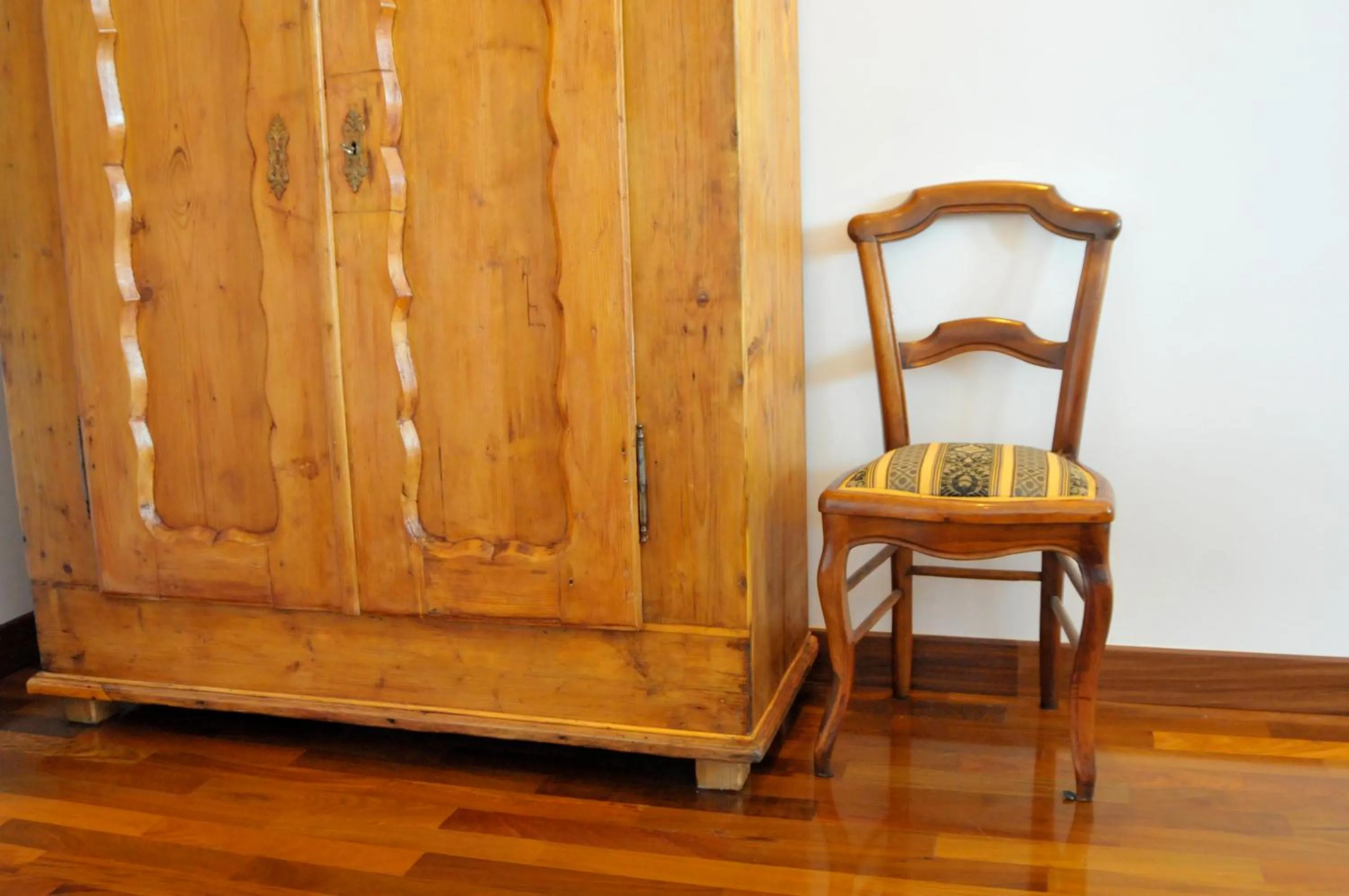 wardrobe in Feliz in Roma B&B