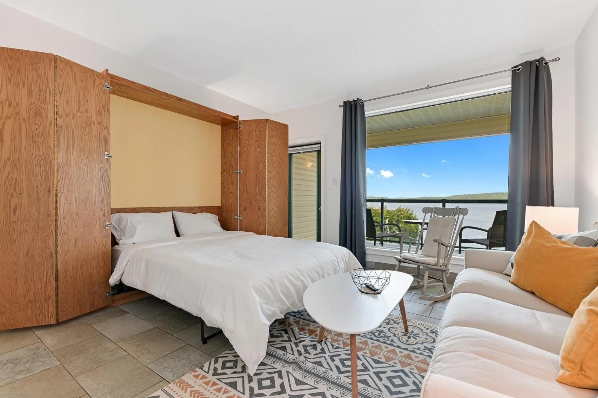 Living room, Bed in Baptiste Lake Lodge