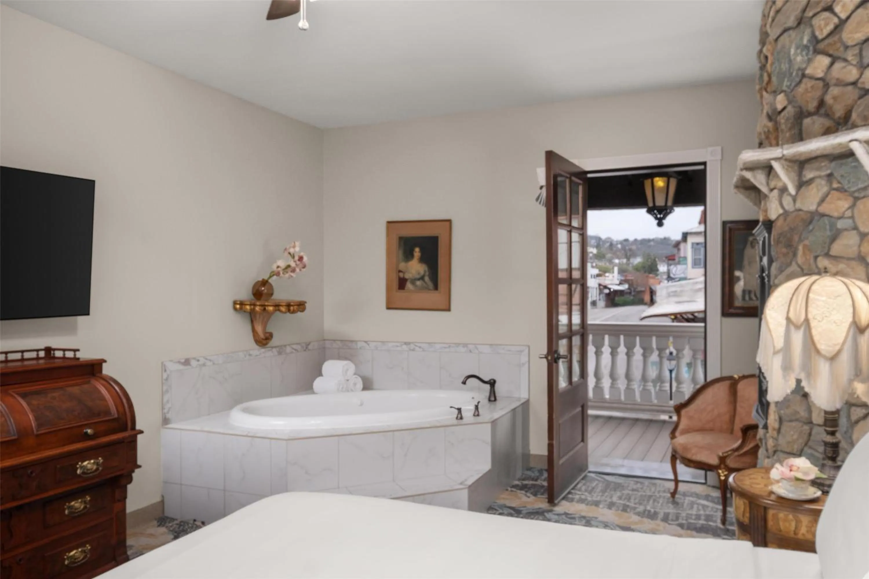 Bed in National Hotel Jackson, Tapestry Collection by Hilton