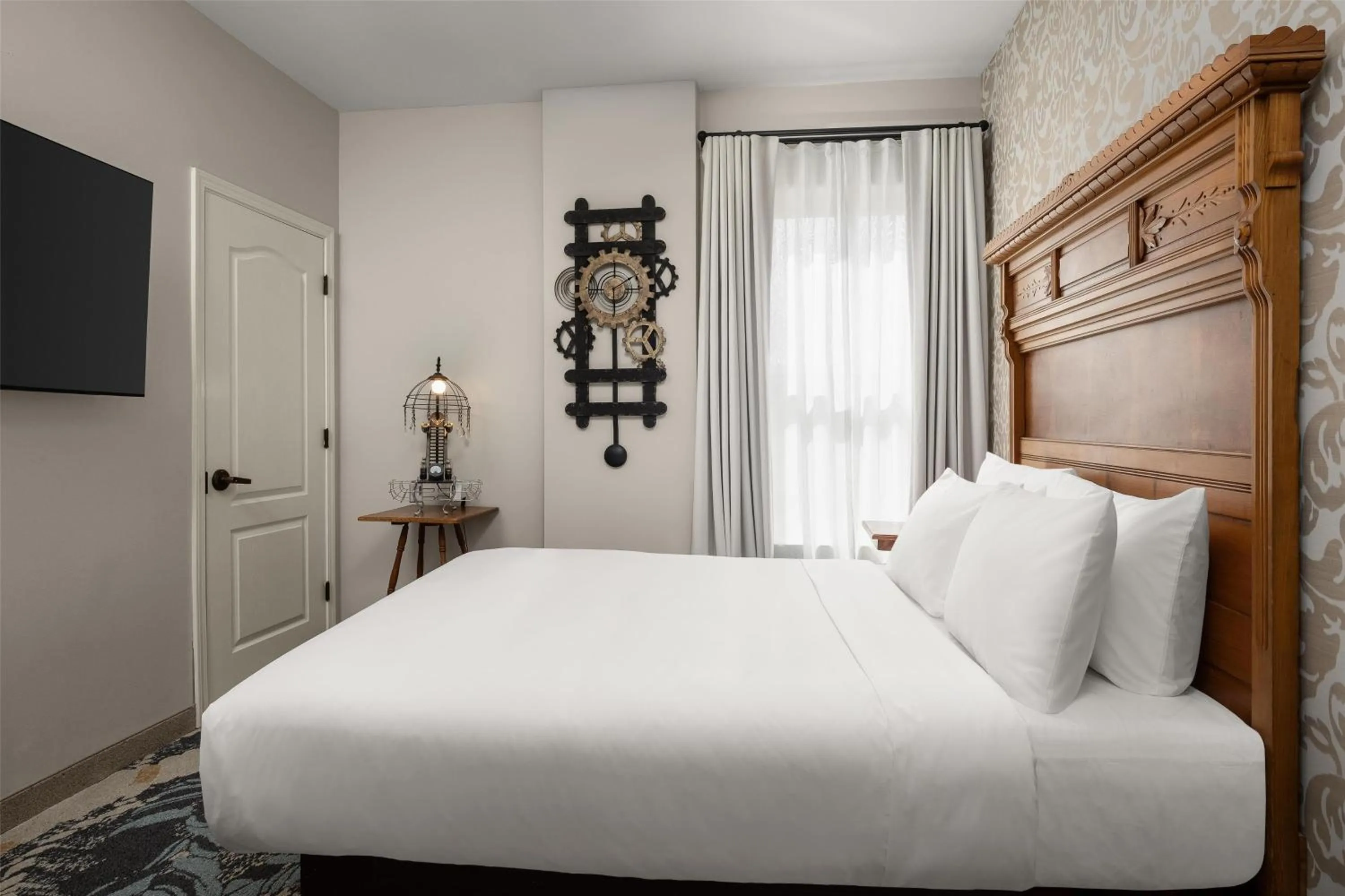 Photo of the whole room, Bed in National Hotel Jackson, Tapestry Collection by Hilton