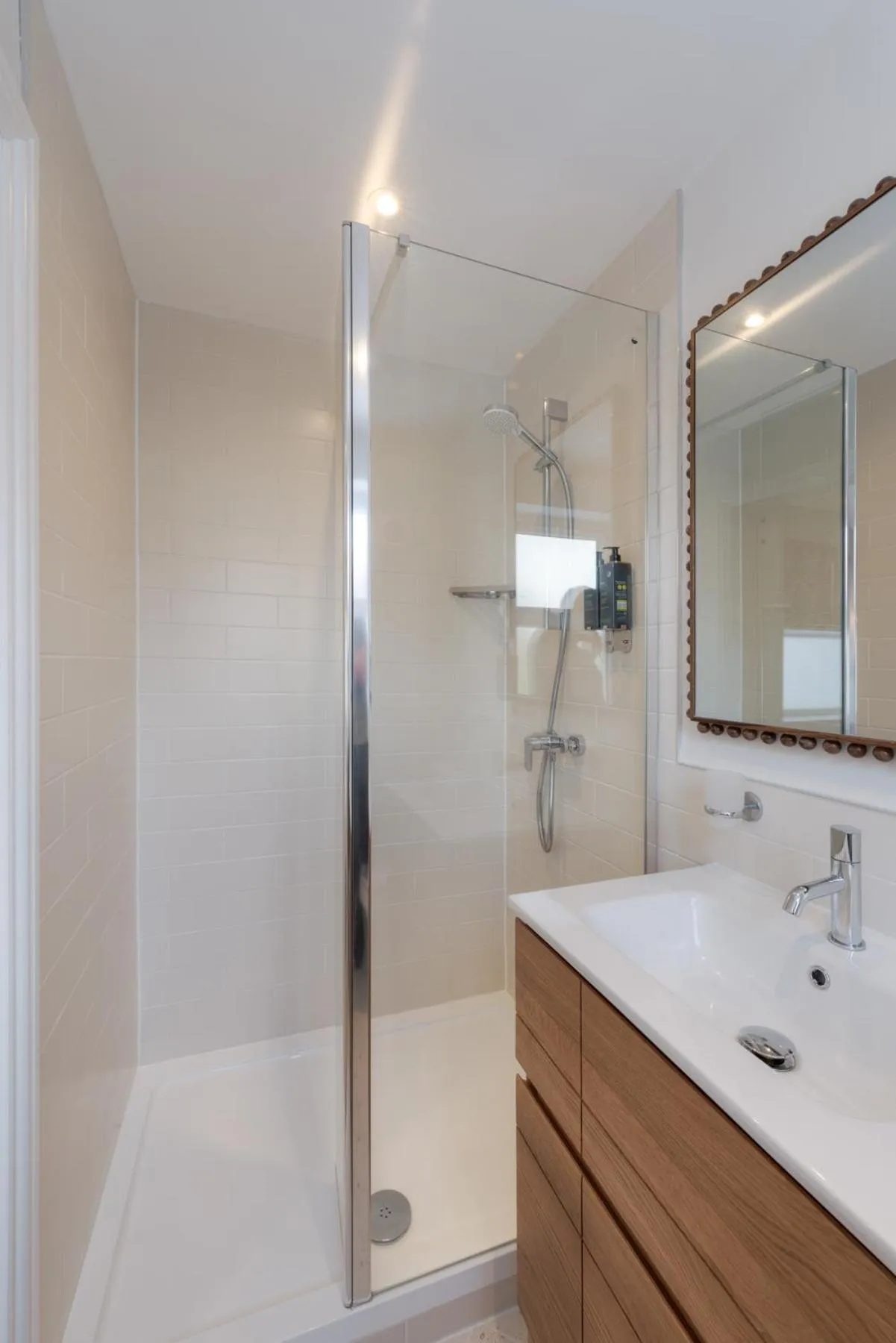 Shower in Florence Gardens Boutique Hotel and Restaurant