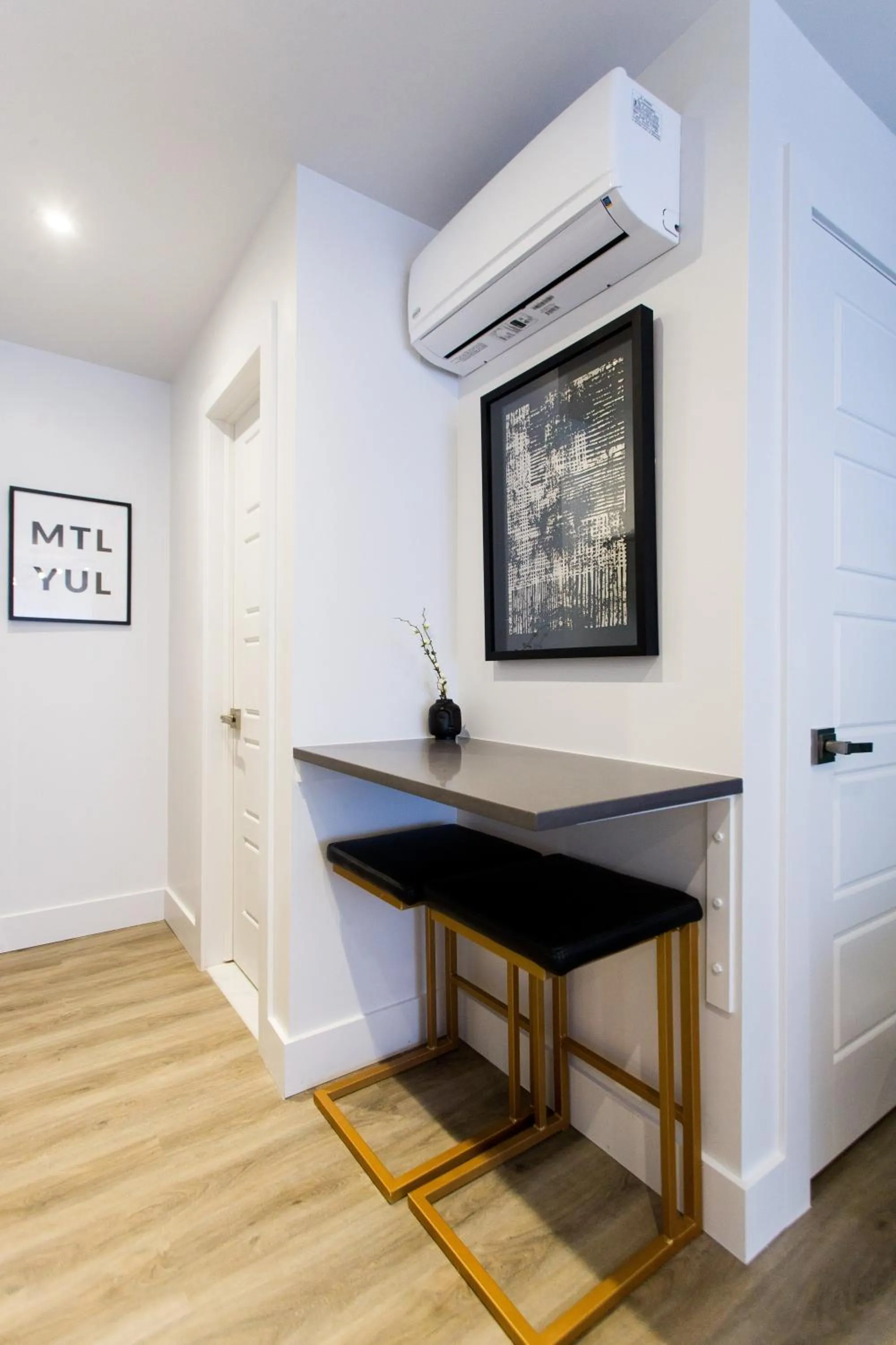Studio Palms Steps from JeanTalon Market Full Bath by Den Stays