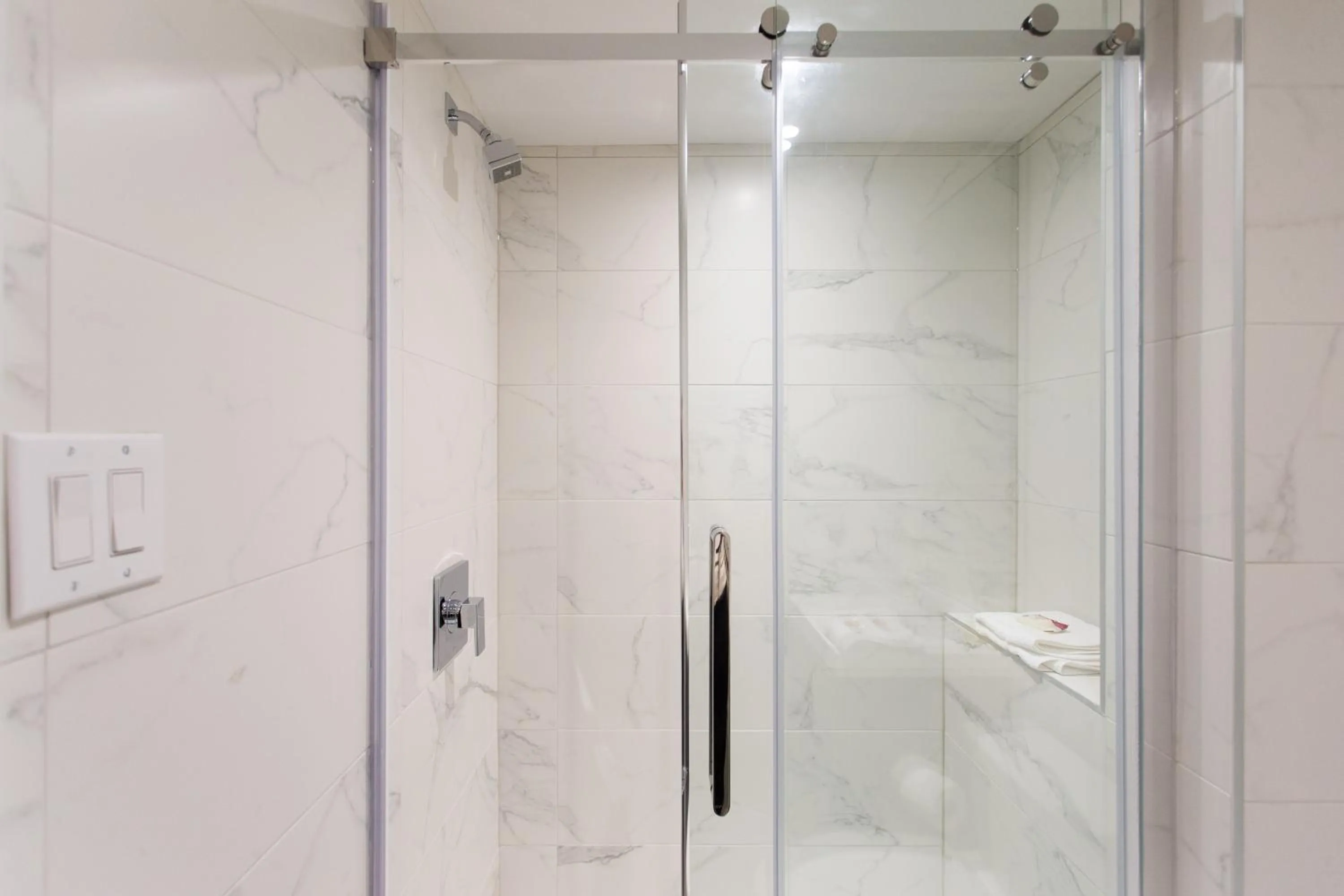 Studio Palms Steps from JeanTalon Market Full Bath by Den Stays