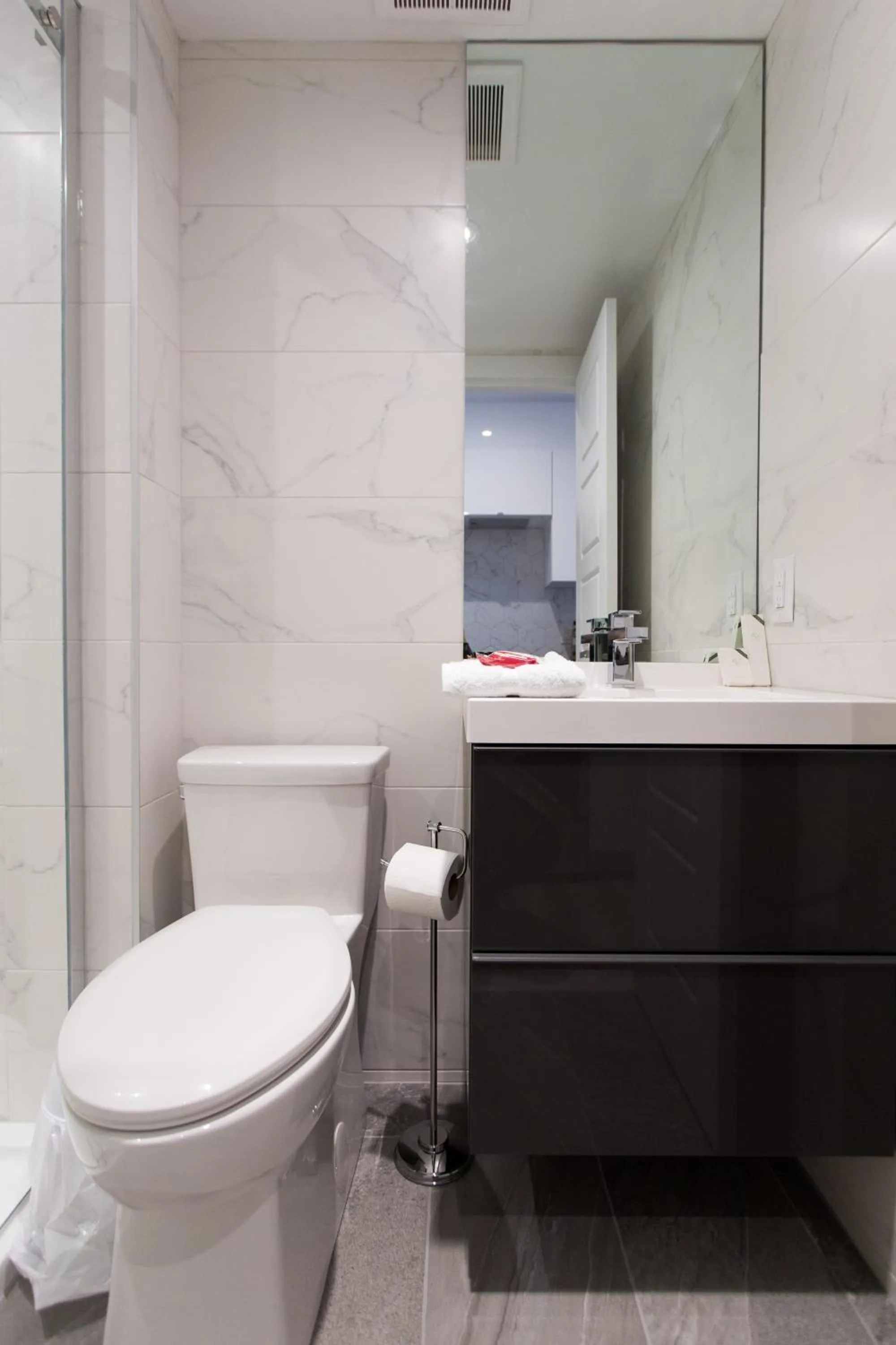 Studio Palms Steps from JeanTalon Market Full Bath by Den Stays