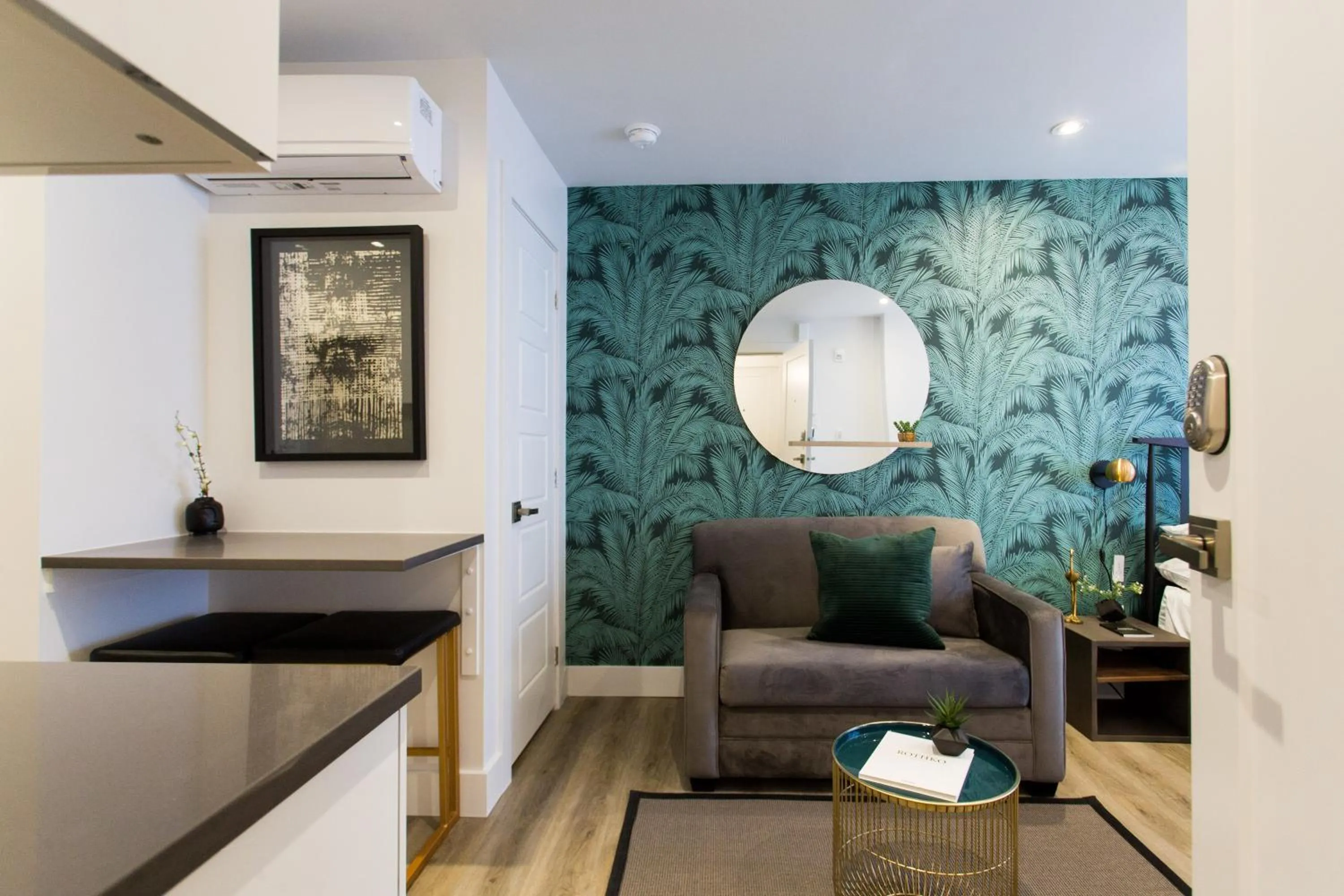 Studio Palms Steps from JeanTalon Market Full Bath by Den Stays