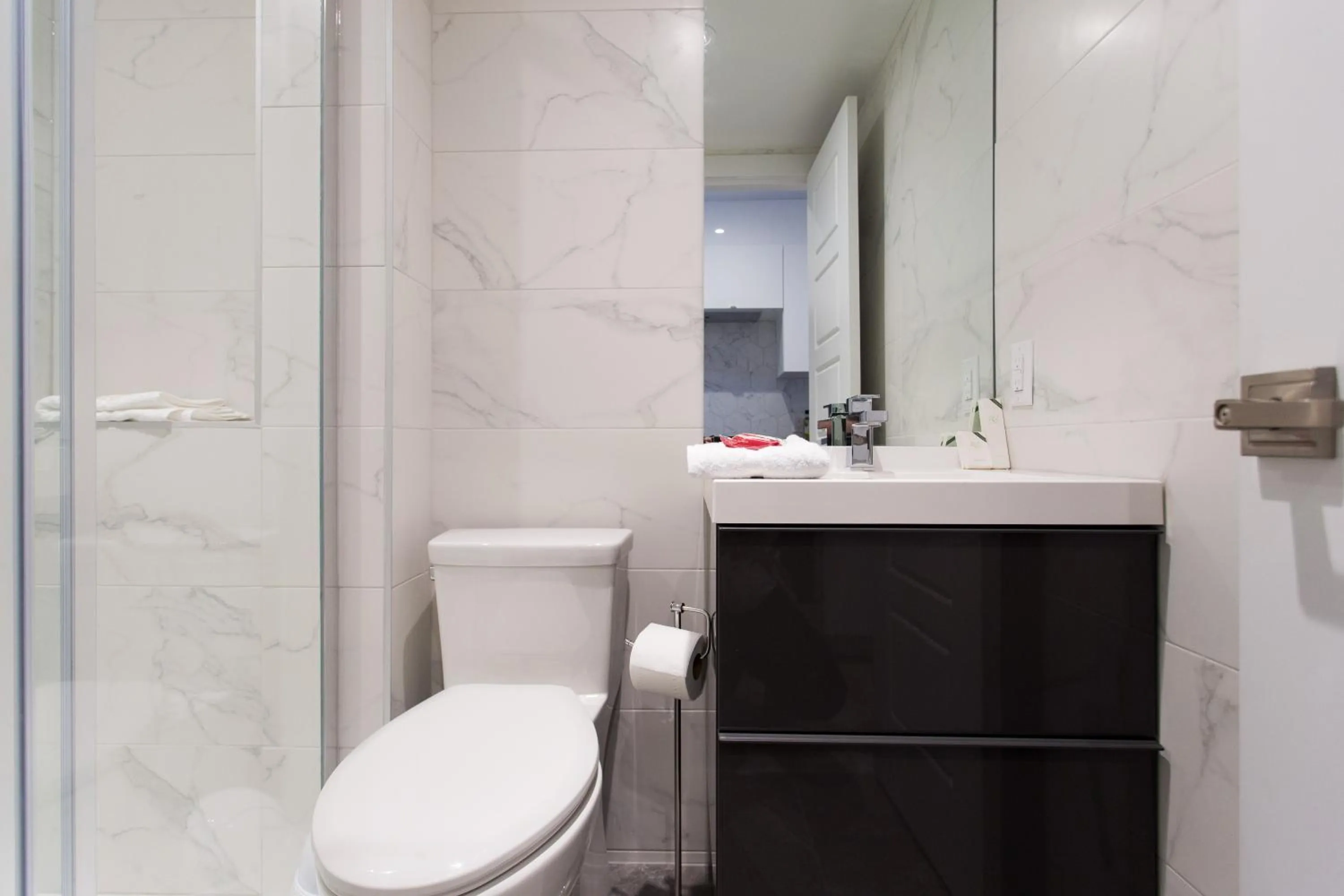 Studio Palms Steps from JeanTalon Market Full Bath by Den Stays