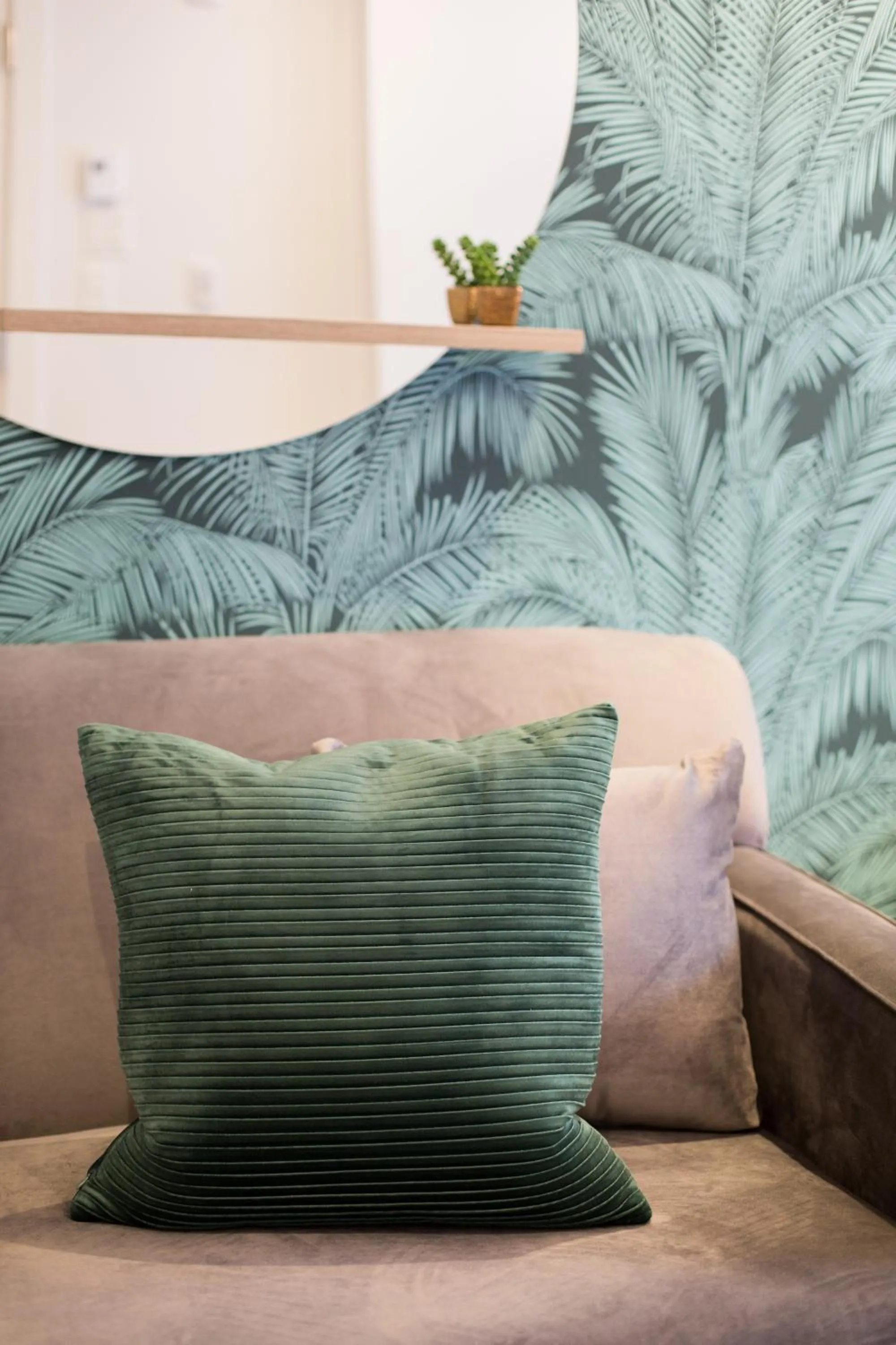 Studio Palms Steps from JeanTalon Market Full Bath by Den Stays