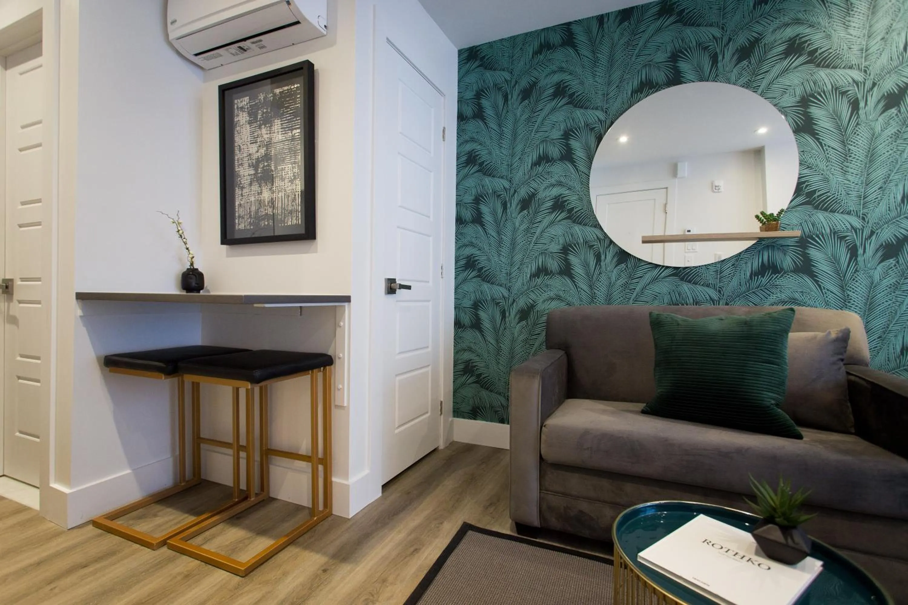 Studio Palms Steps from JeanTalon Market Full Bath by Den Stays