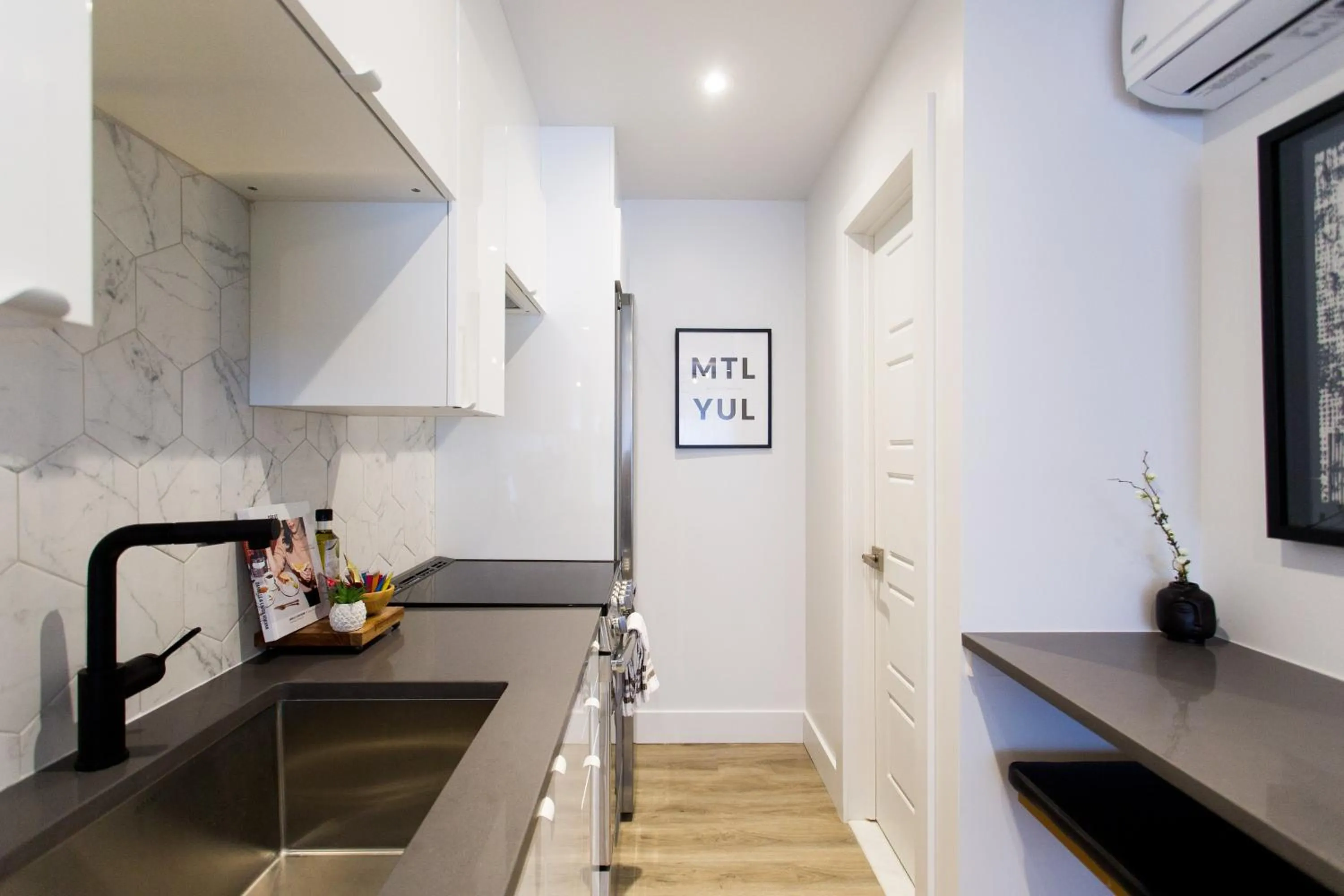 Studio Palms Steps from JeanTalon Market Full Bath by Den Stays