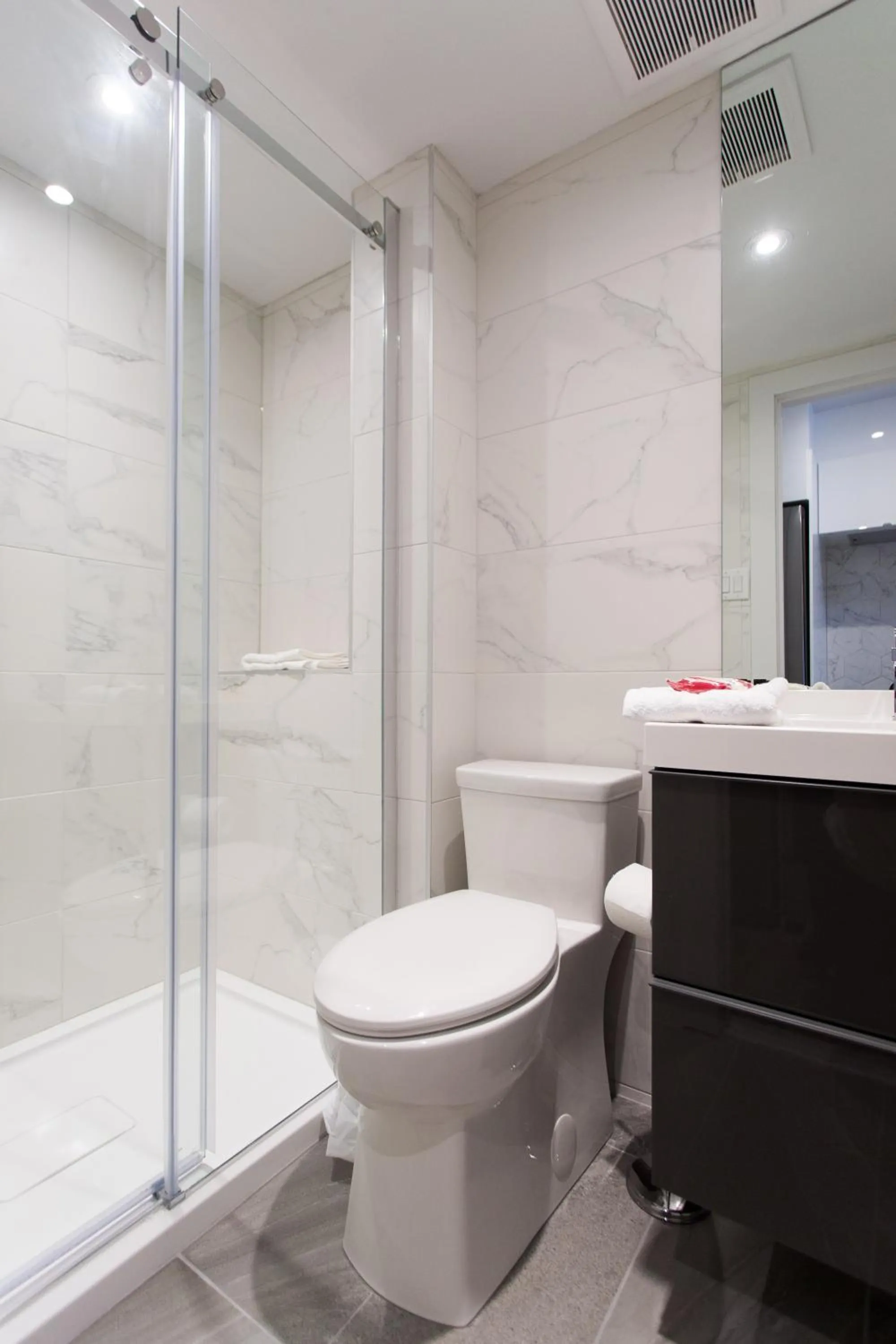 Studio Palms Steps from JeanTalon Market Full Bath by Den Stays