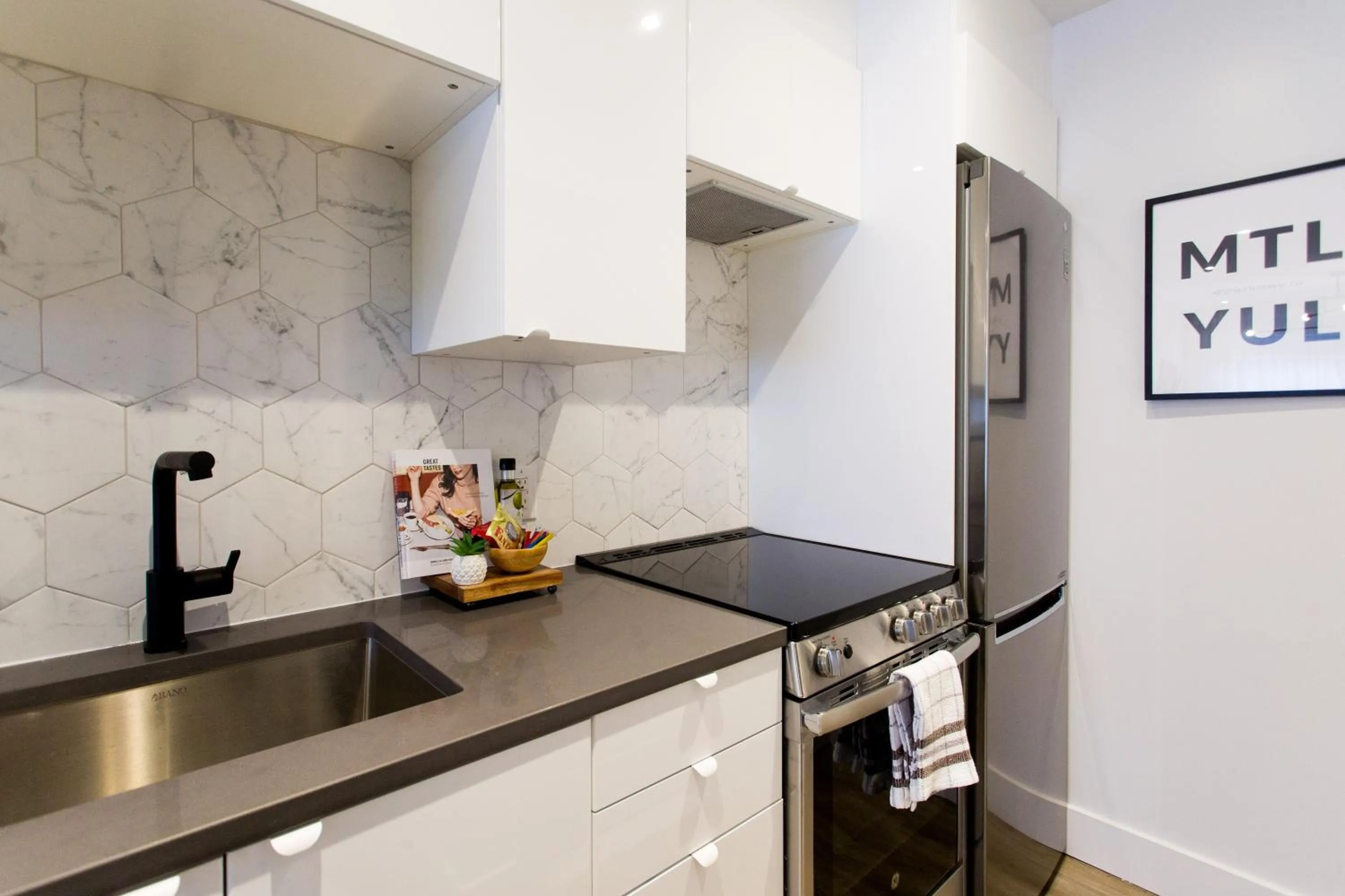 Studio Palms Steps from JeanTalon Market Full Bath by Den Stays