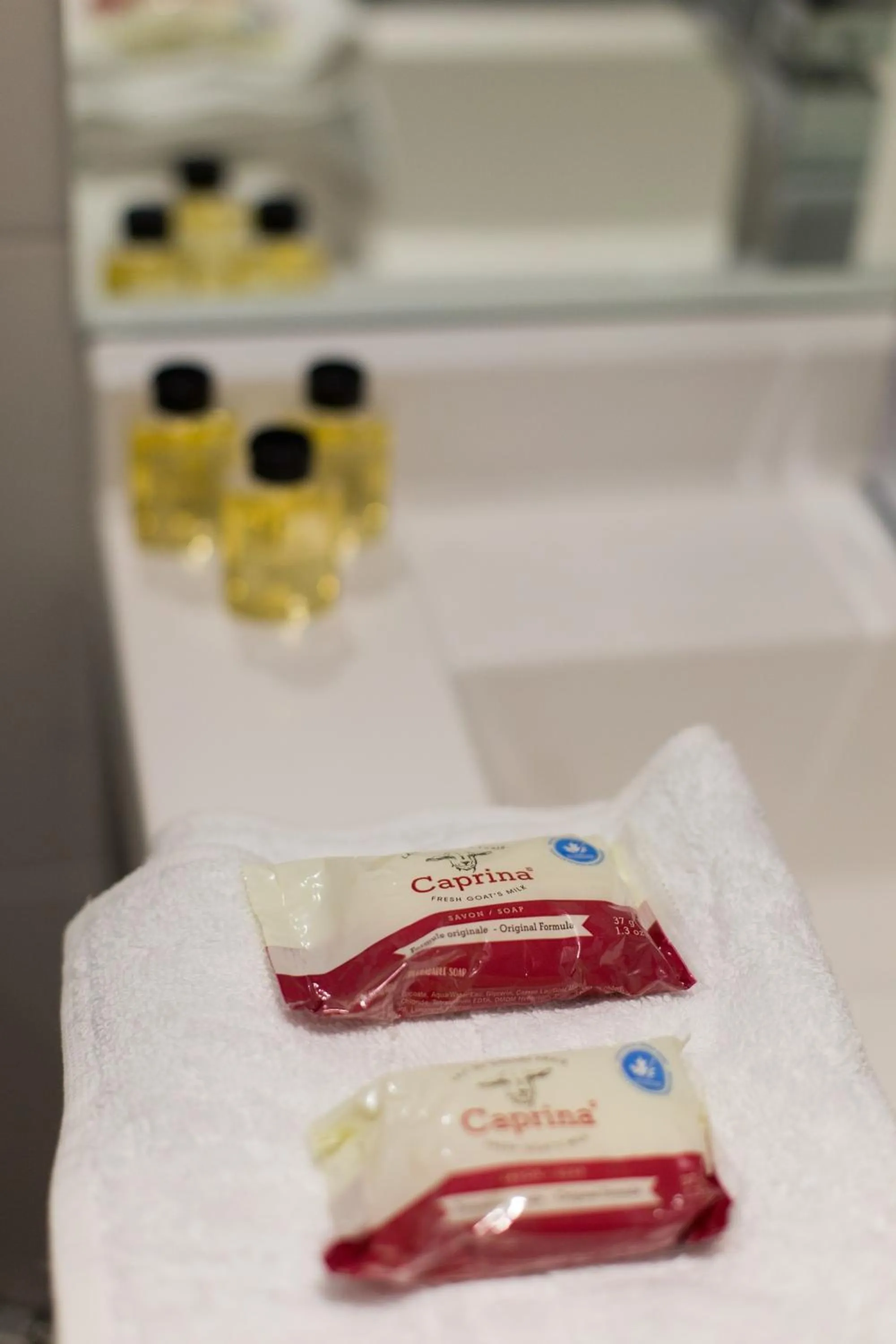 Studio Palms Steps from JeanTalon Market Full Bath by Den Stays