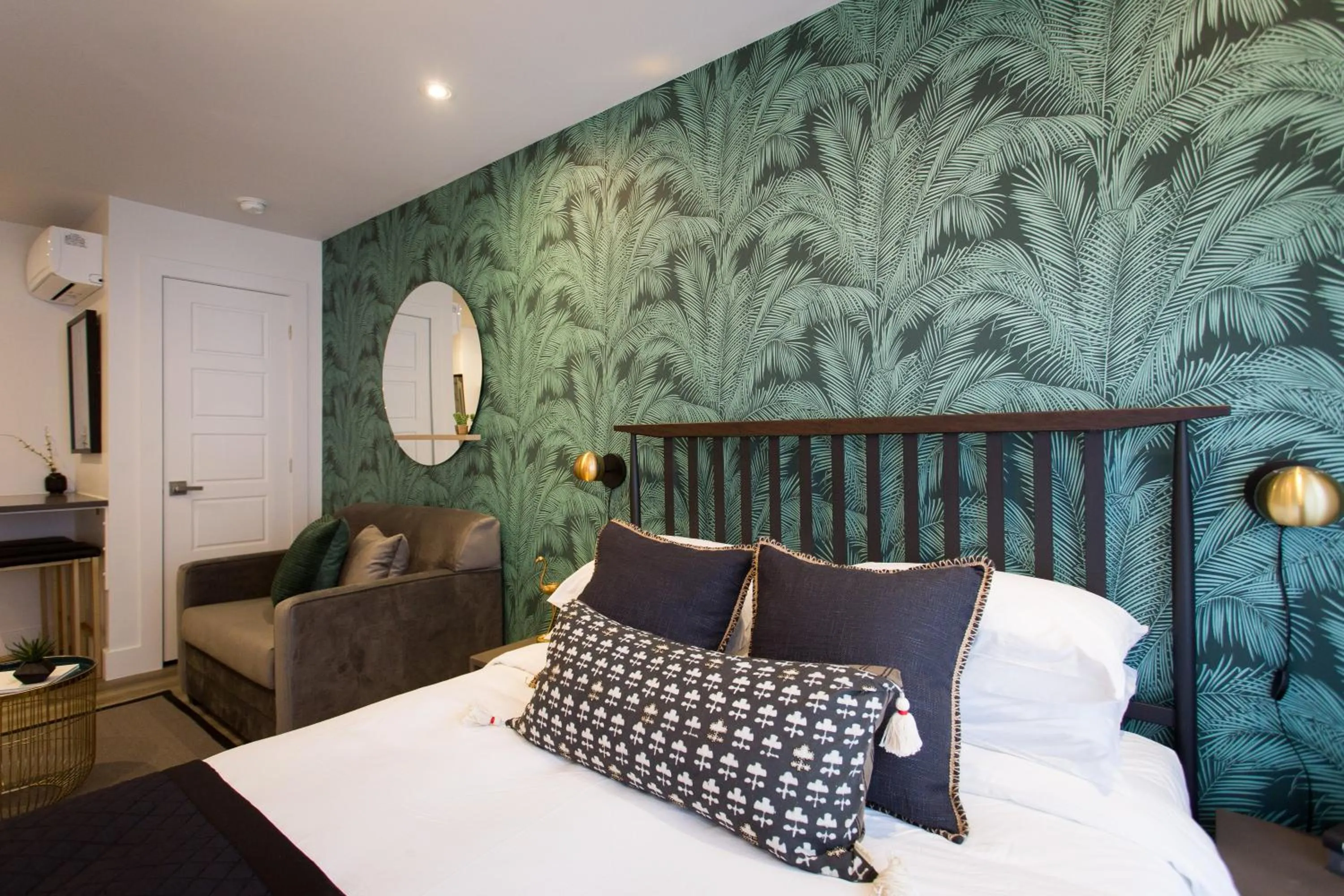 Bed in Studio Palms Steps from JeanTalon Market Full Bath by Den Stays