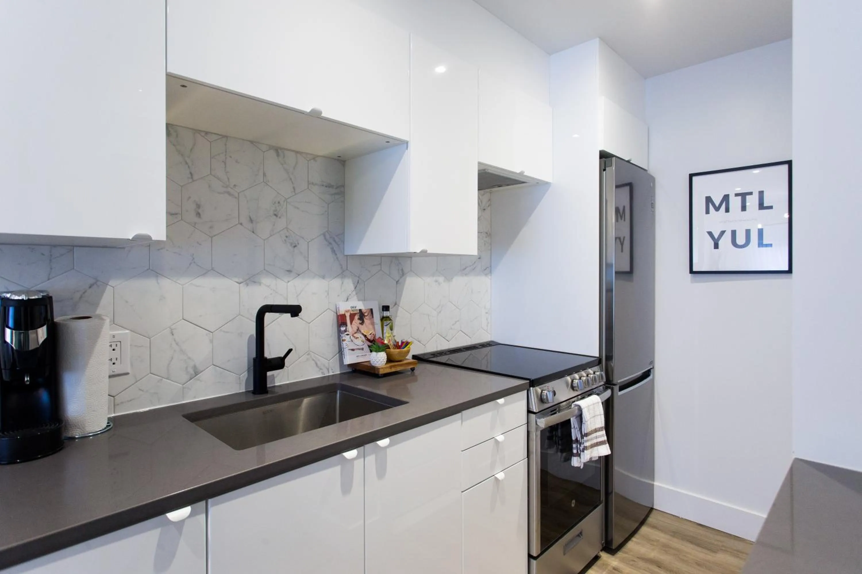 Studio Palms Steps from JeanTalon Market Full Bath by Den Stays