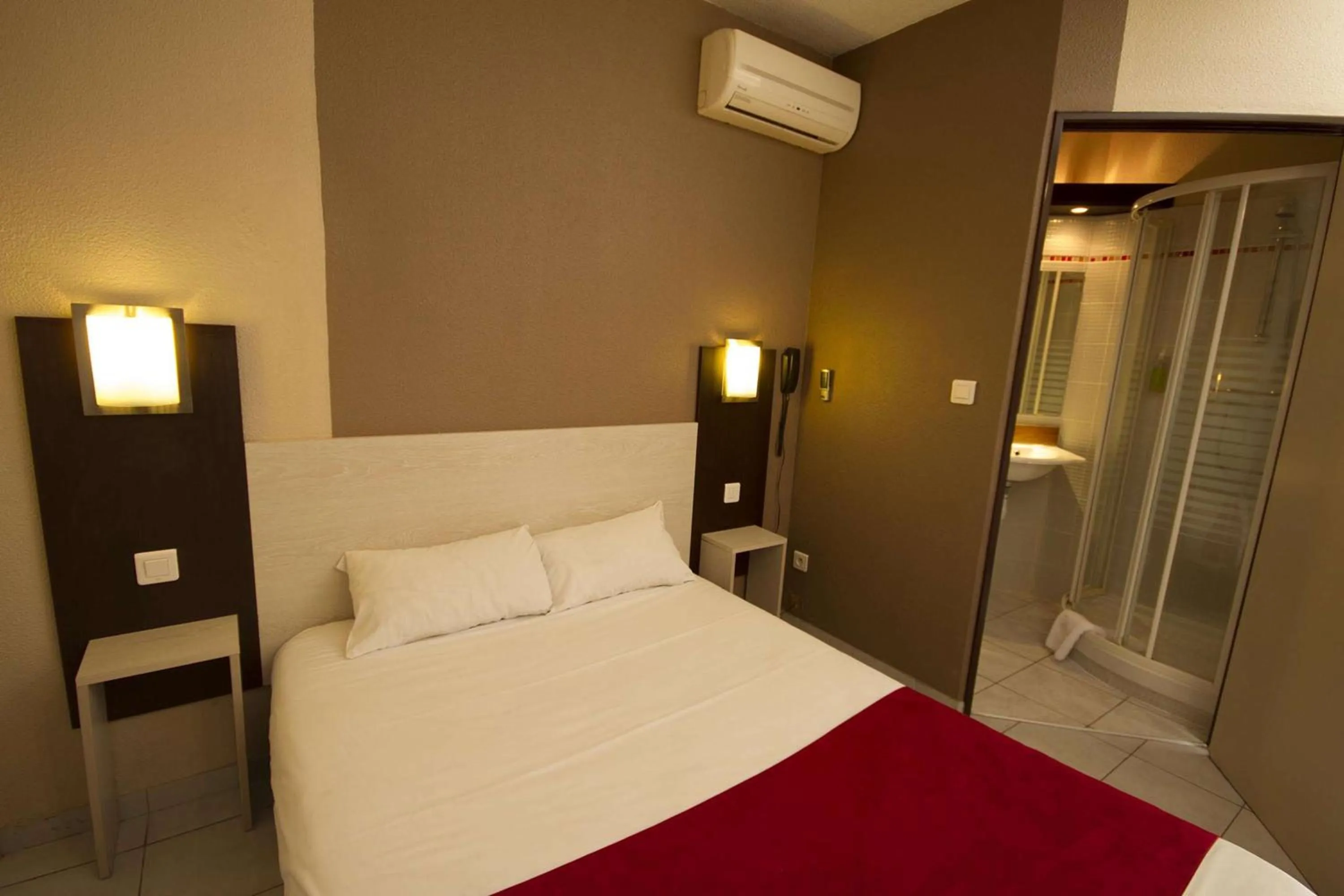 Bedroom, Bed in Brit Hotel Essentiel Sète / Balaruc