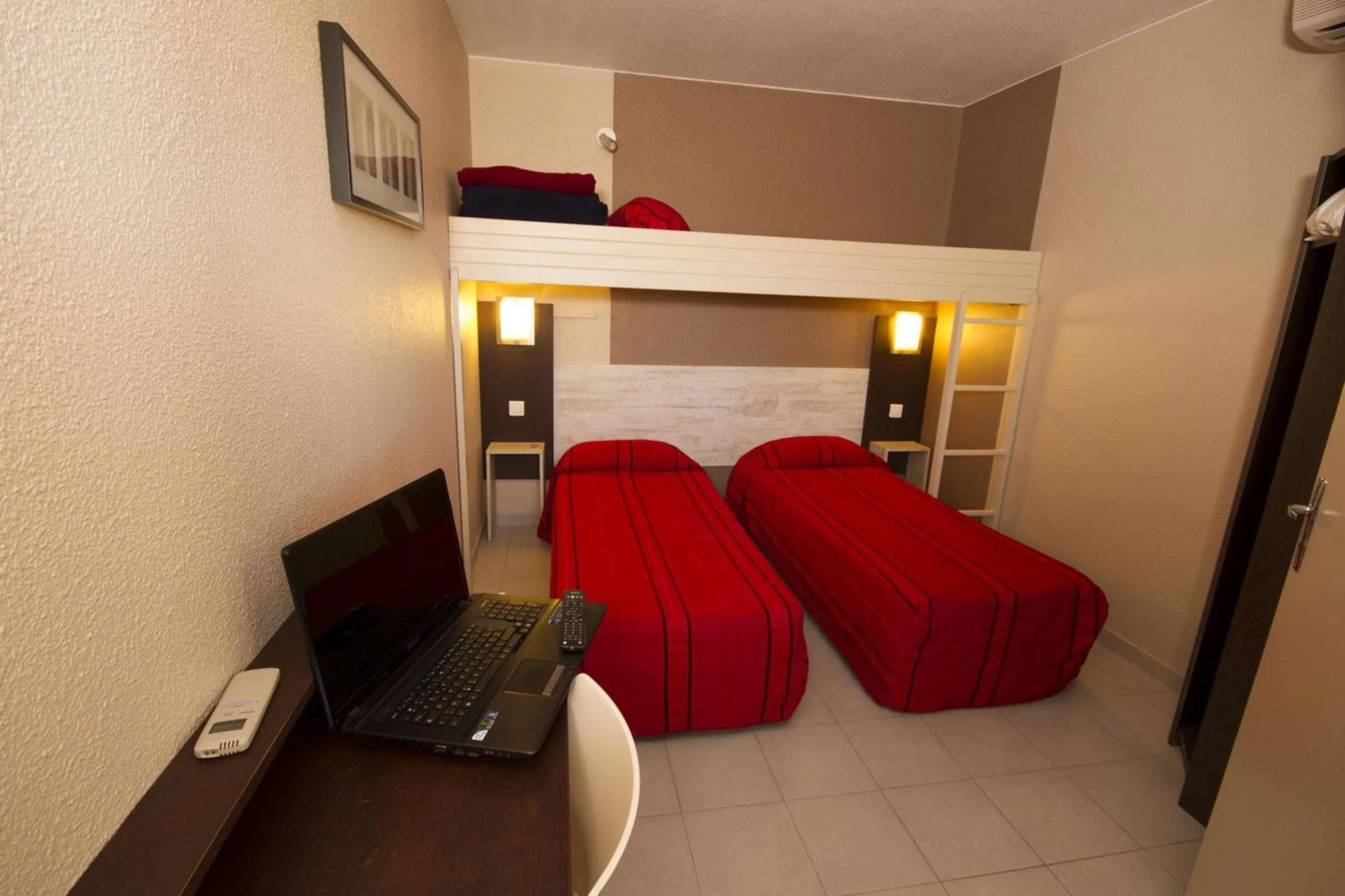 Bedroom, Bed in Brit Hotel Essentiel Sète / Balaruc