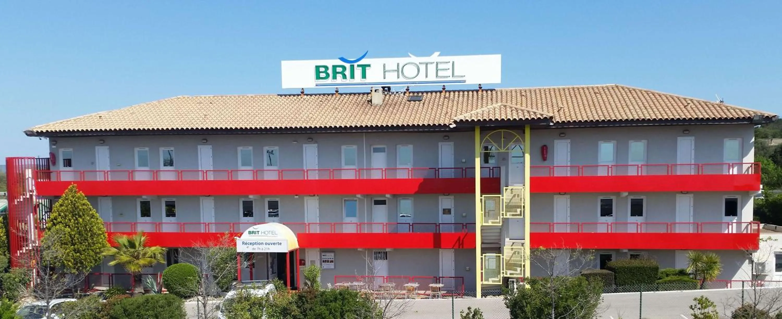 Property building in Brit Hotel Essentiel Sète / Balaruc