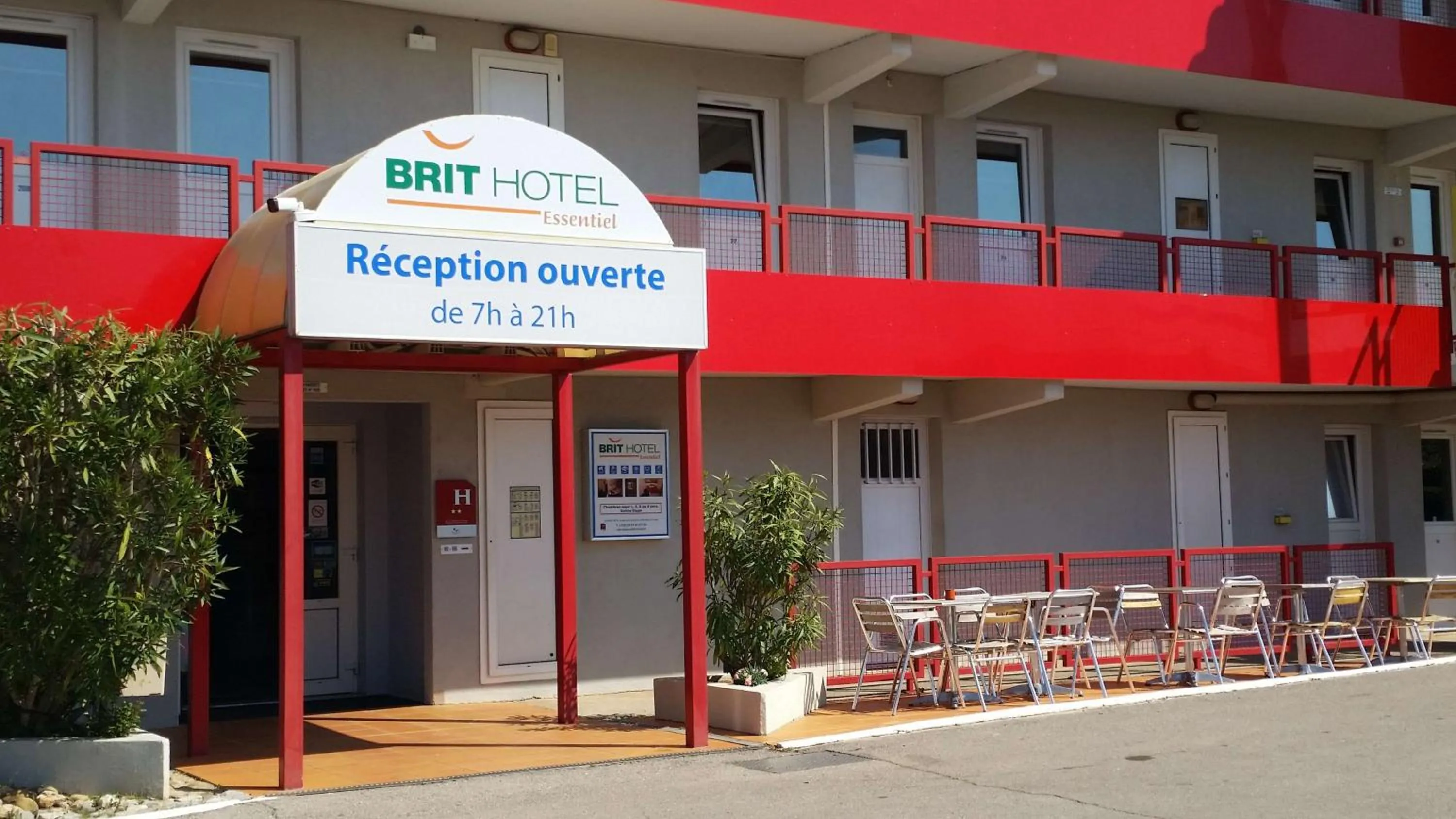 Property building in Brit Hotel Essentiel Sète / Balaruc