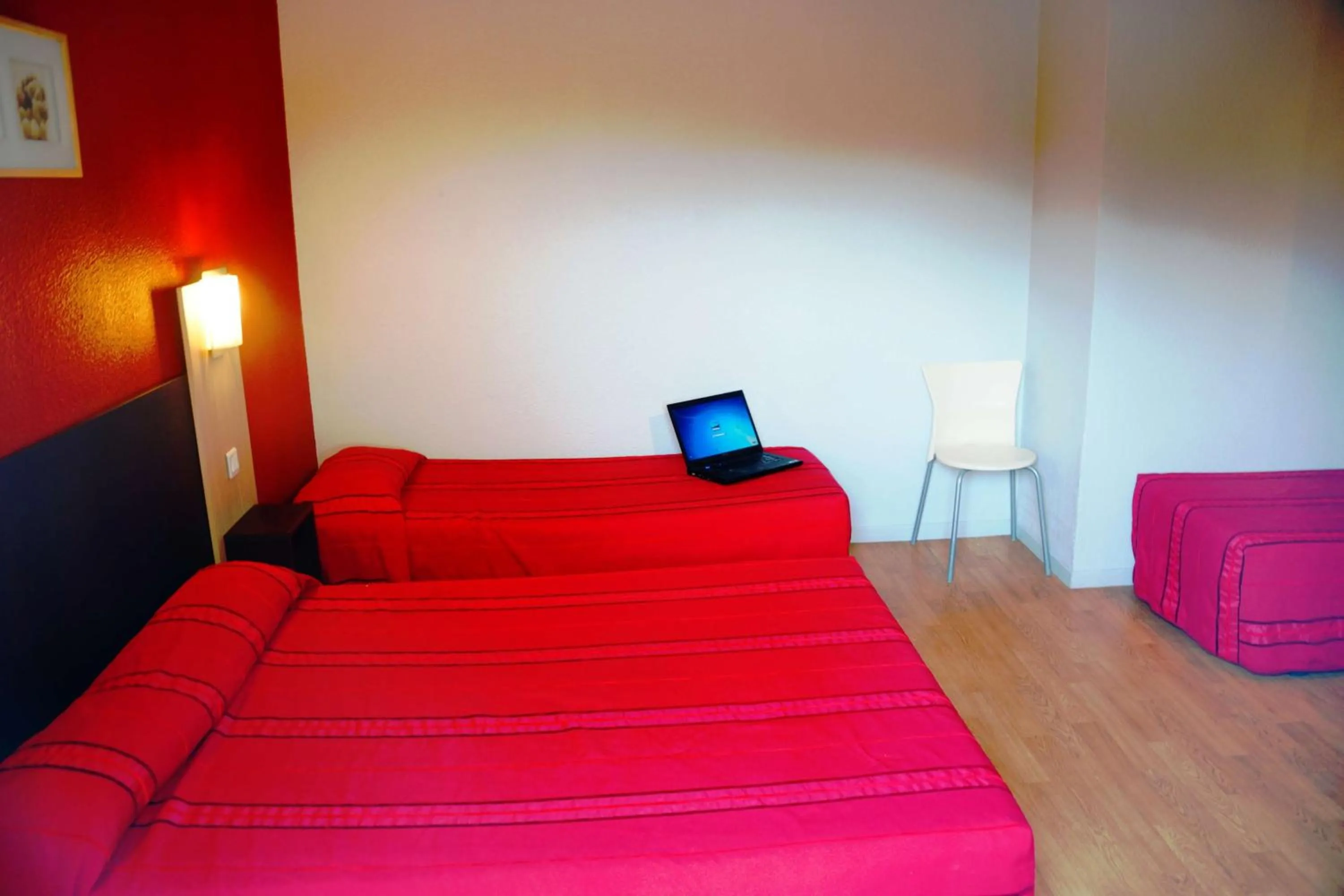 Bedroom, Bed in Brit Hotel Essentiel Sète / Balaruc