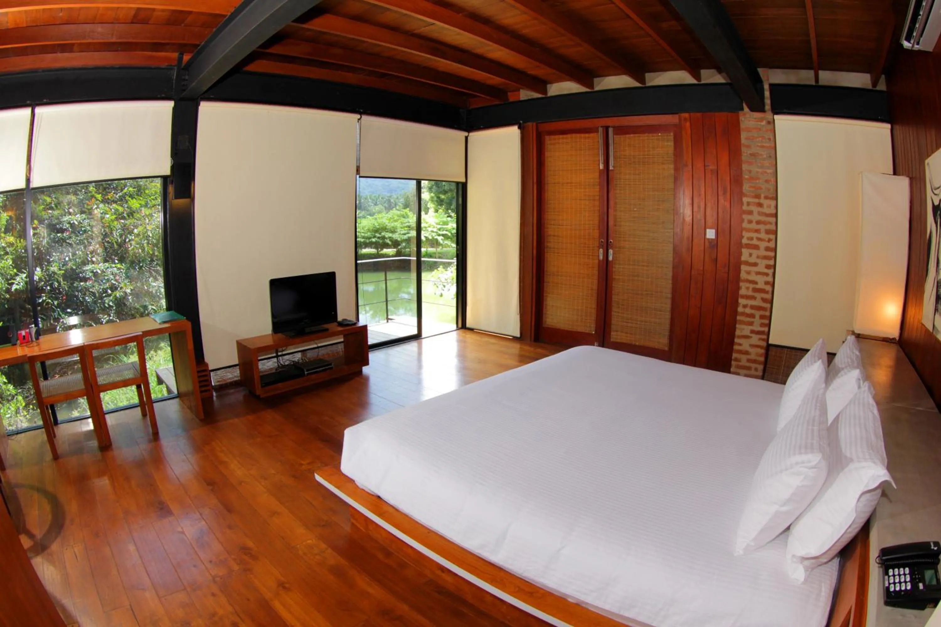 Photo of the whole room, Bed in Kalundewa Retreat