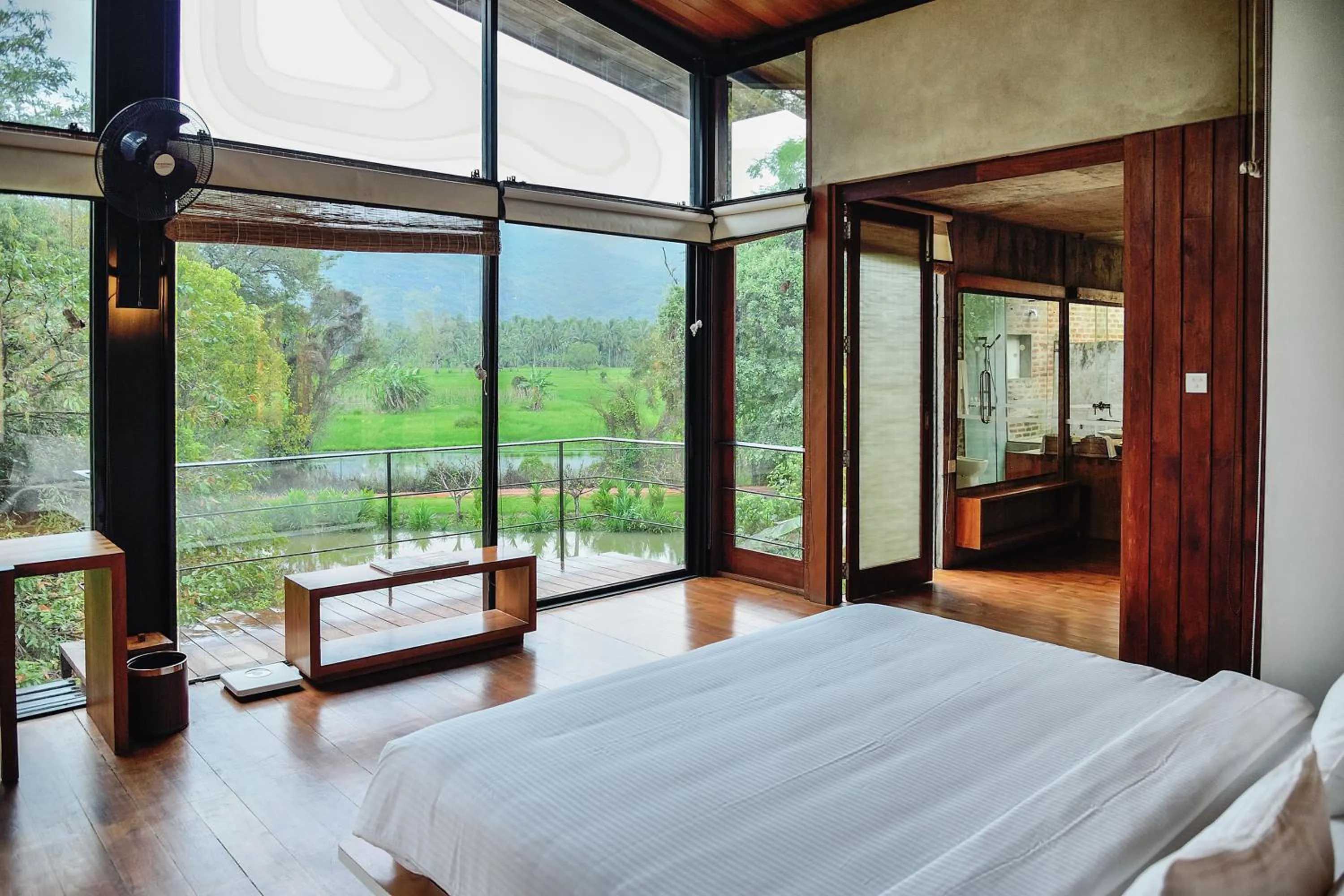 Photo of the whole room, Bed in Kalundewa Retreat