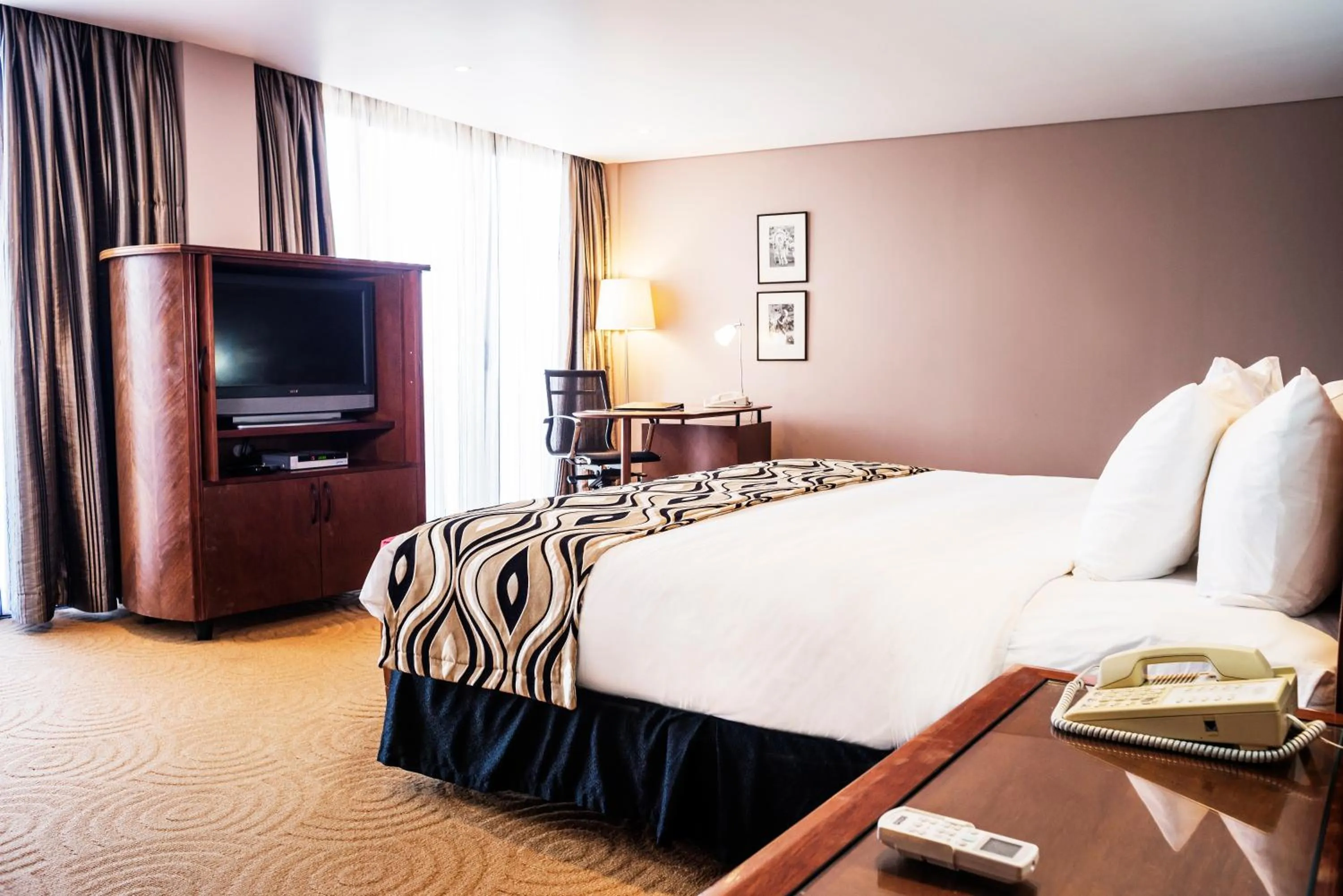 Bedroom, Bed in Crown Hotel