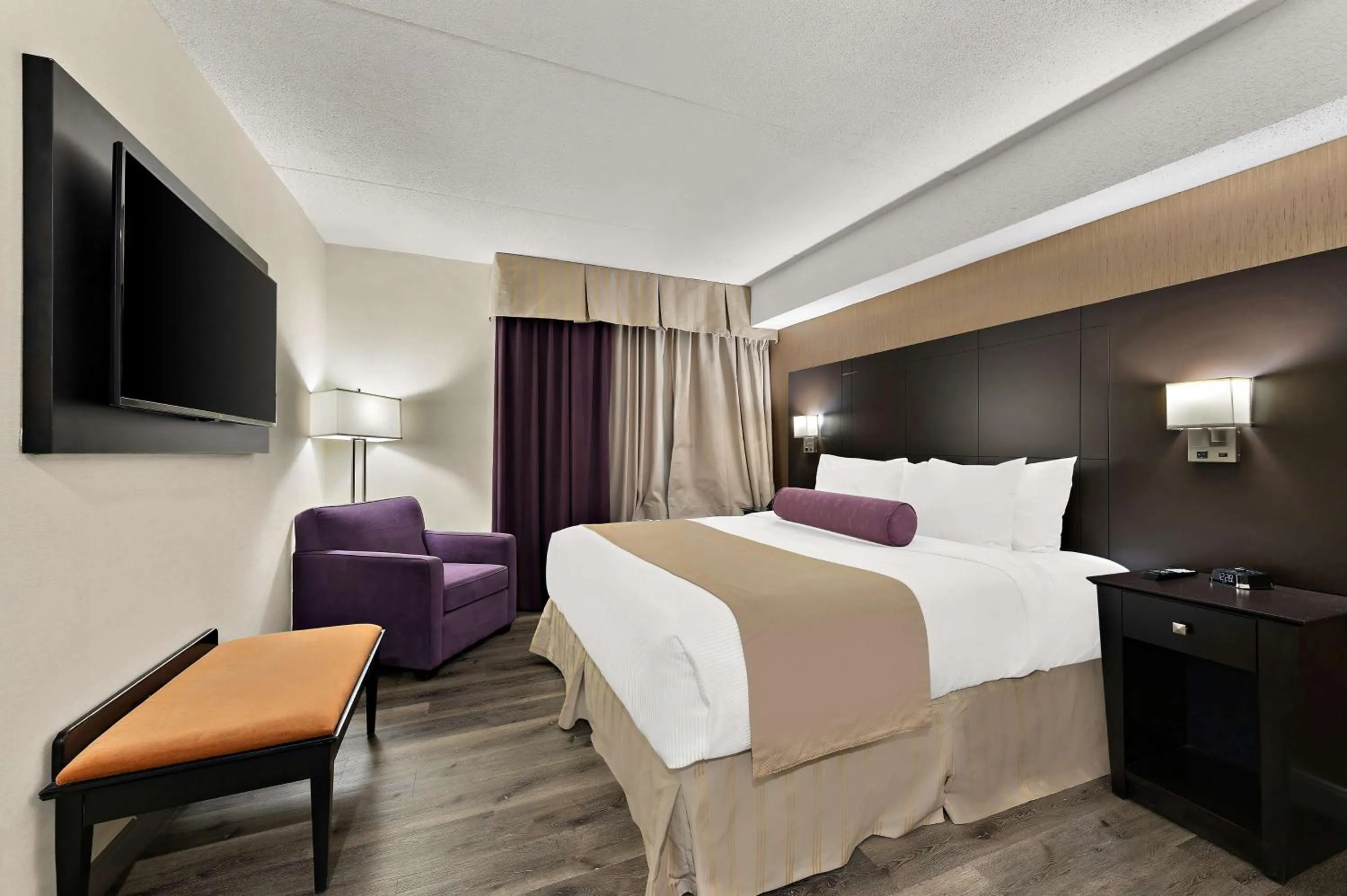 Bedroom in Best Western Plus Toronto North York Hotel & Suites