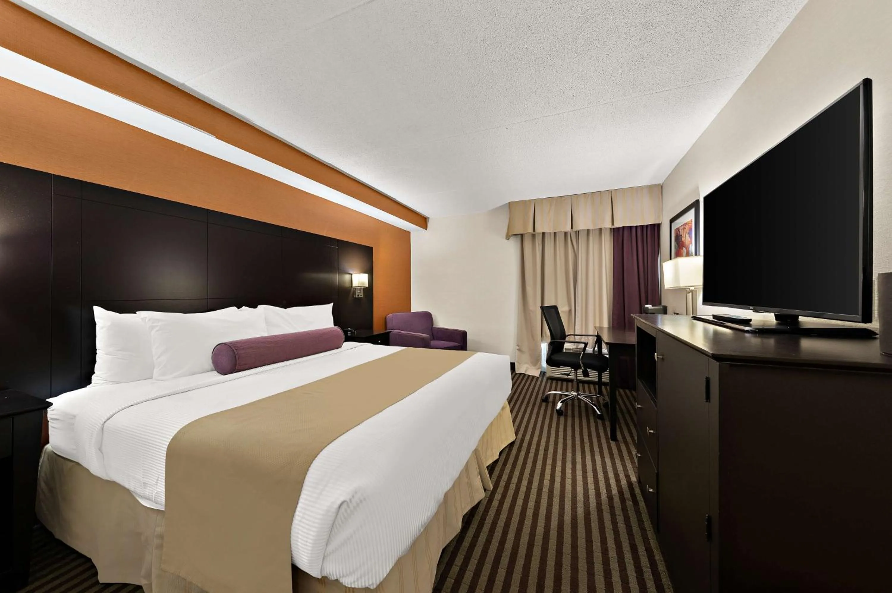 Bedroom in Best Western Plus Toronto North York Hotel & Suites