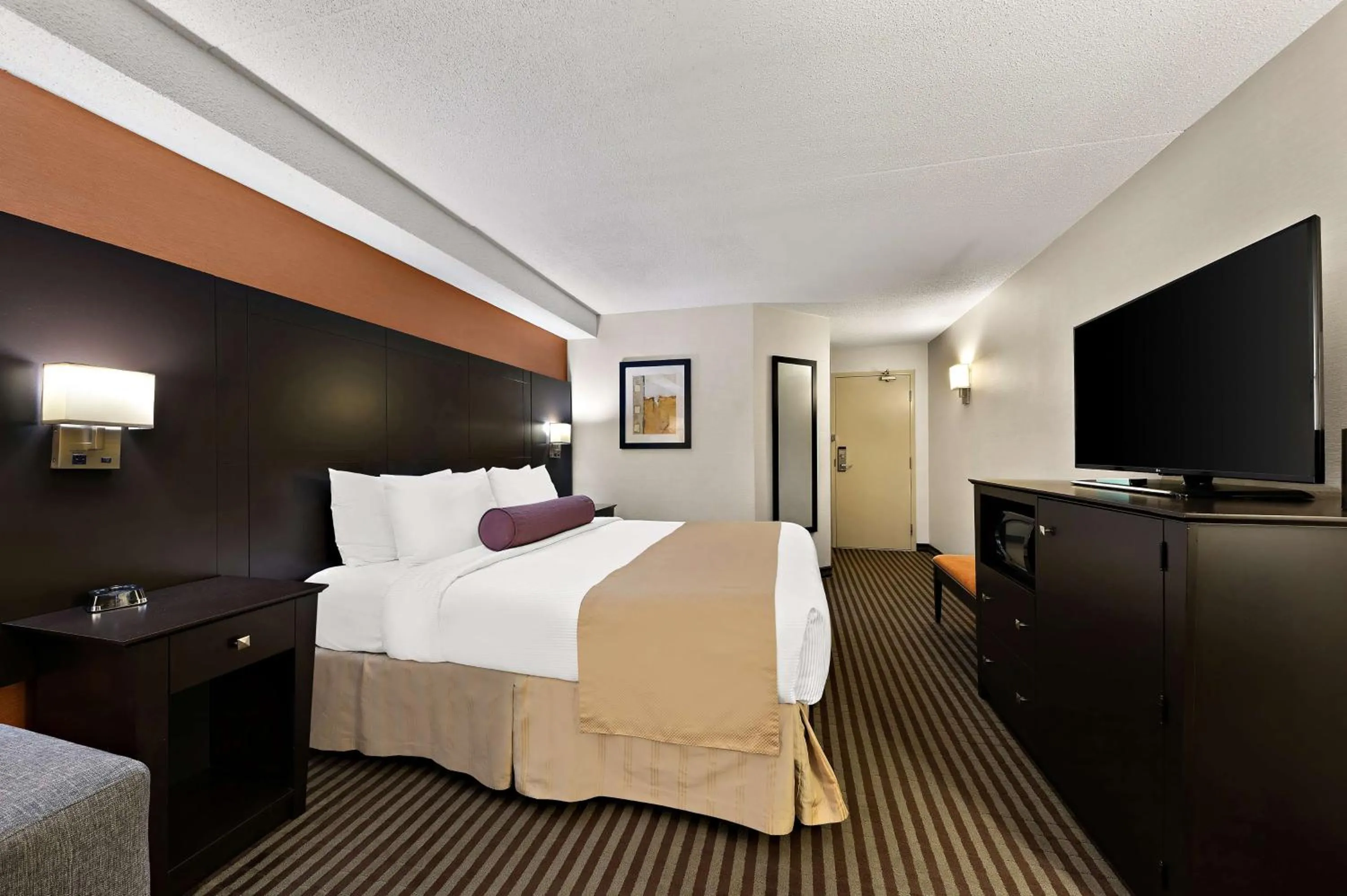 Bedroom in Best Western Plus Toronto North York Hotel & Suites