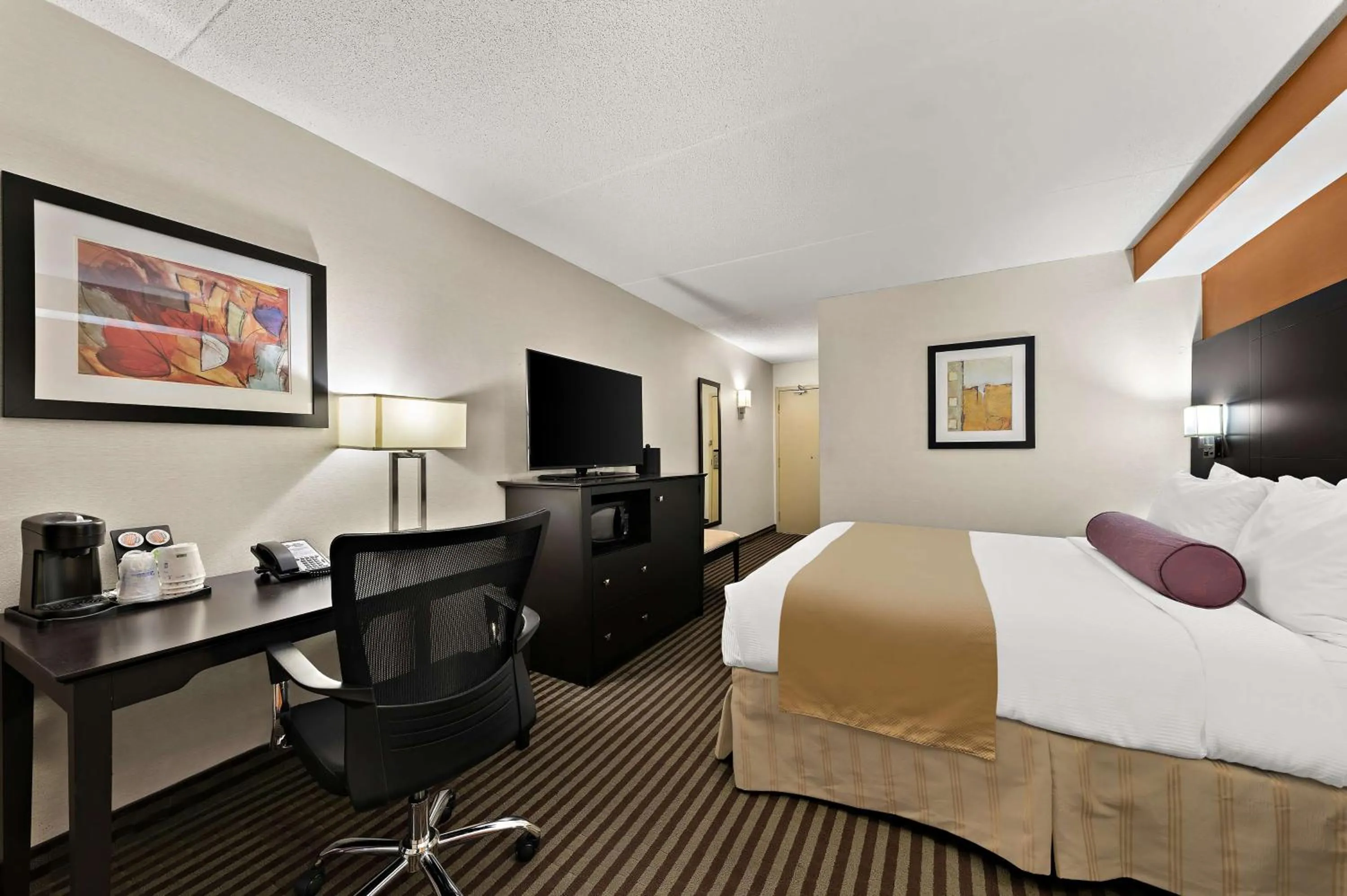 Bedroom in Best Western Plus Toronto North York Hotel & Suites
