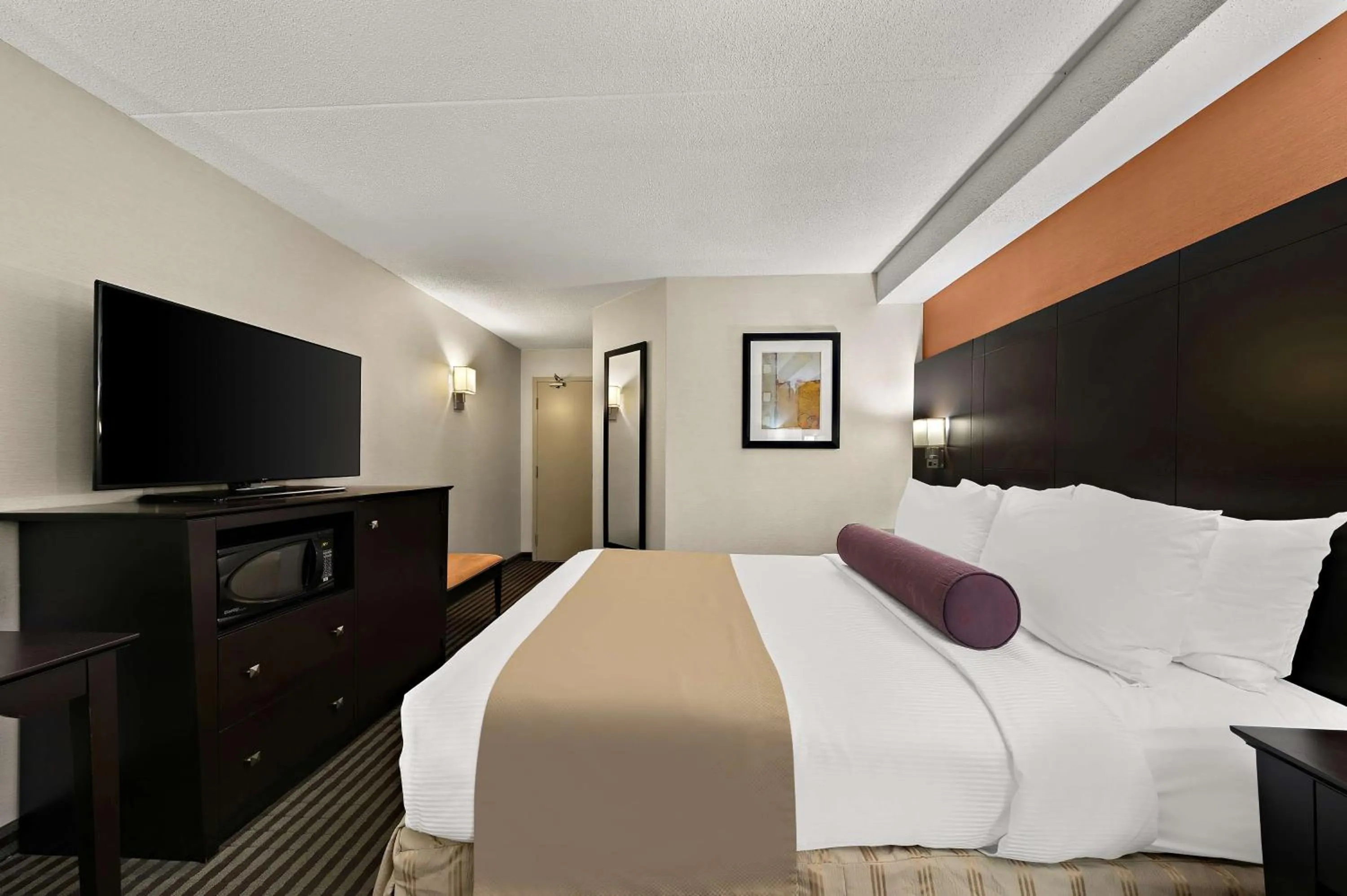 Bedroom in Best Western Plus Toronto North York Hotel & Suites