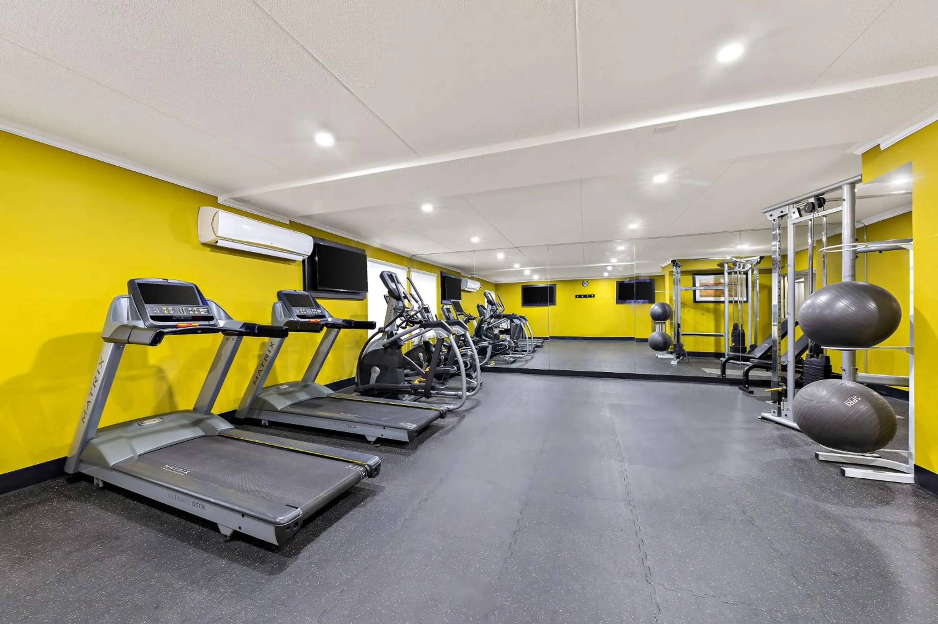 Fitness centre/facilities in Best Western Plus Toronto North York Hotel & Suites