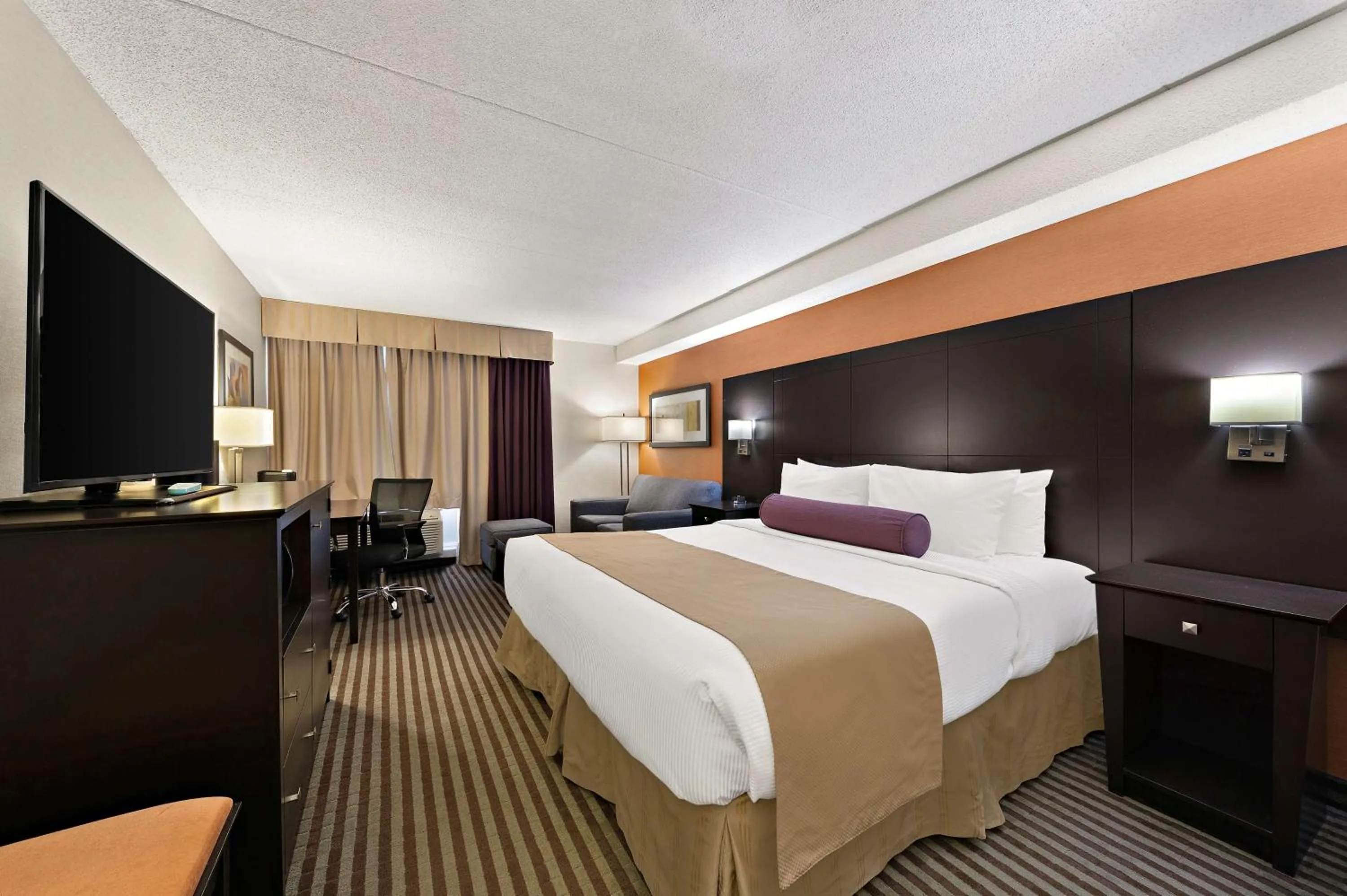 Bedroom in Best Western Plus Toronto North York Hotel & Suites