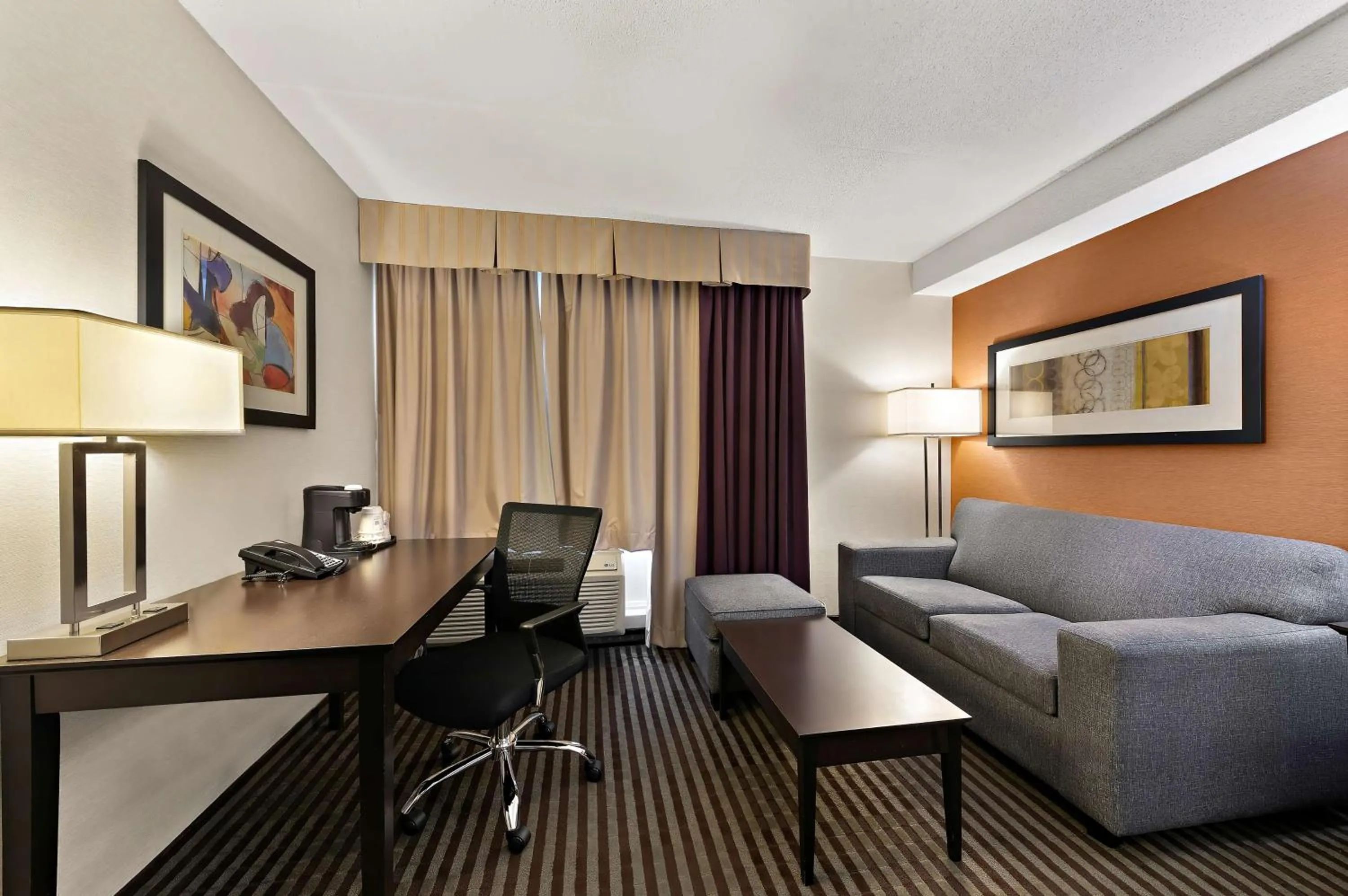 Bedroom in Best Western Plus Toronto North York Hotel & Suites