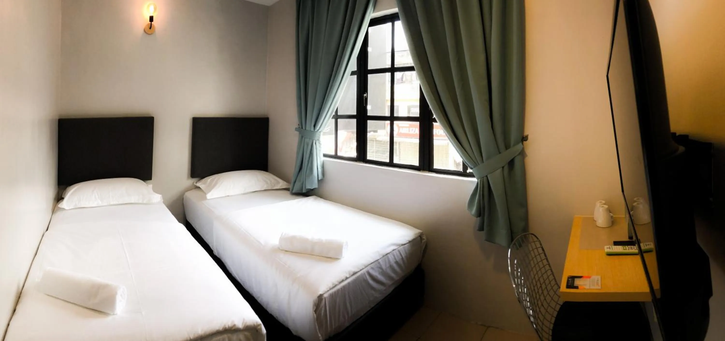 Bedroom, Bed in HAKO XPRESS TMN SKUDAI BARU