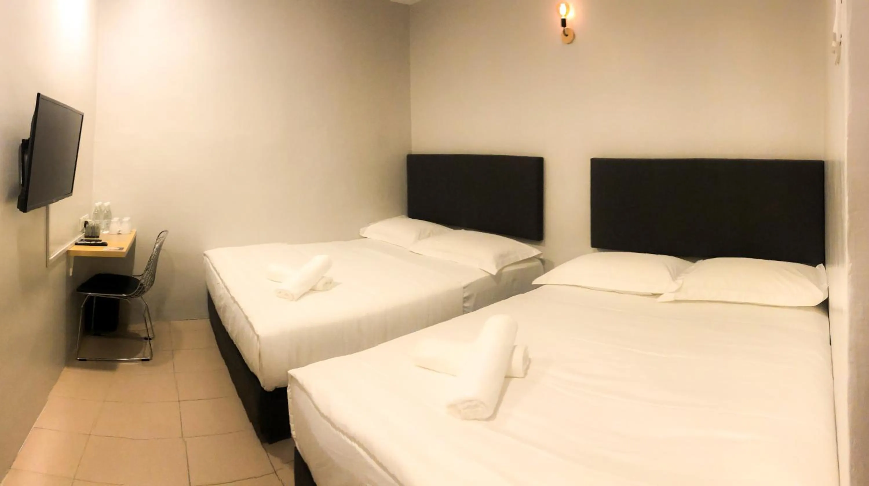 Bedroom, Bed in HAKO XPRESS TMN SKUDAI BARU