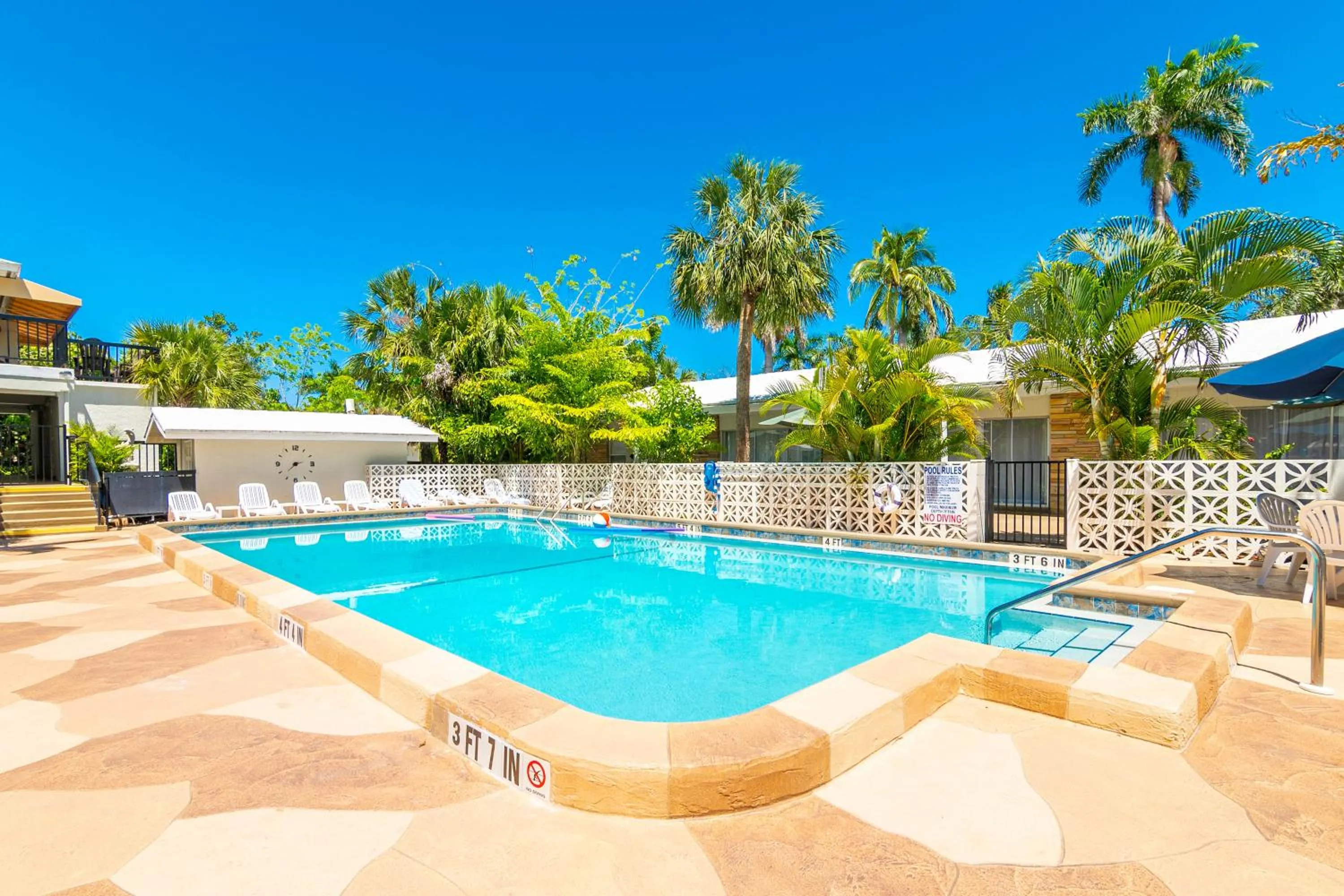 Swimming pool in The Fairways Inn of Naples