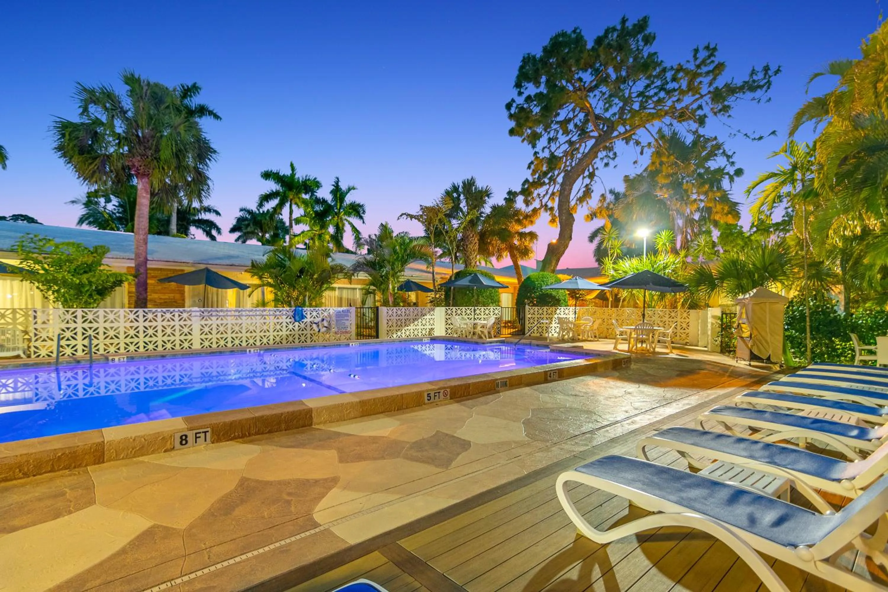 Swimming pool in The Fairways Inn of Naples