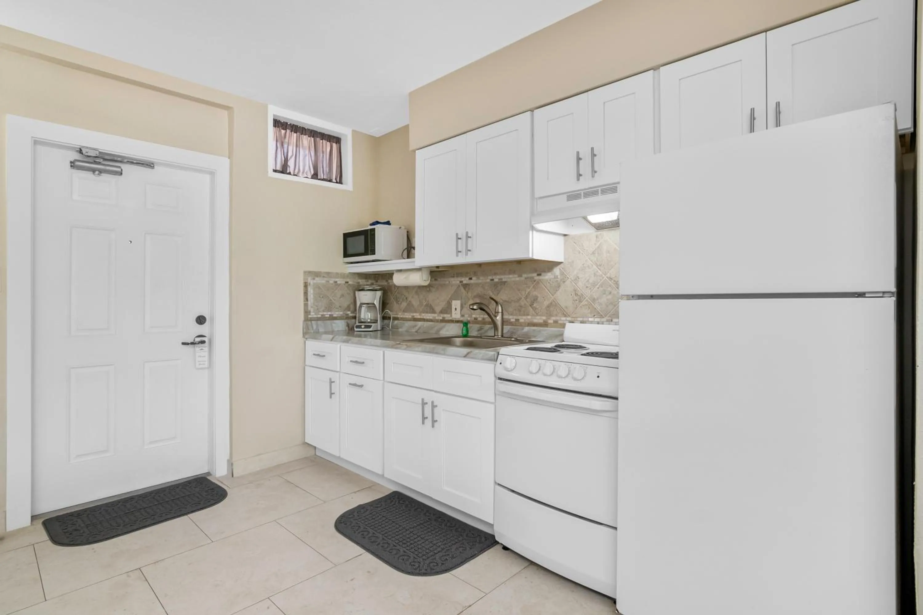 kitchen in The Fairways Inn of Naples