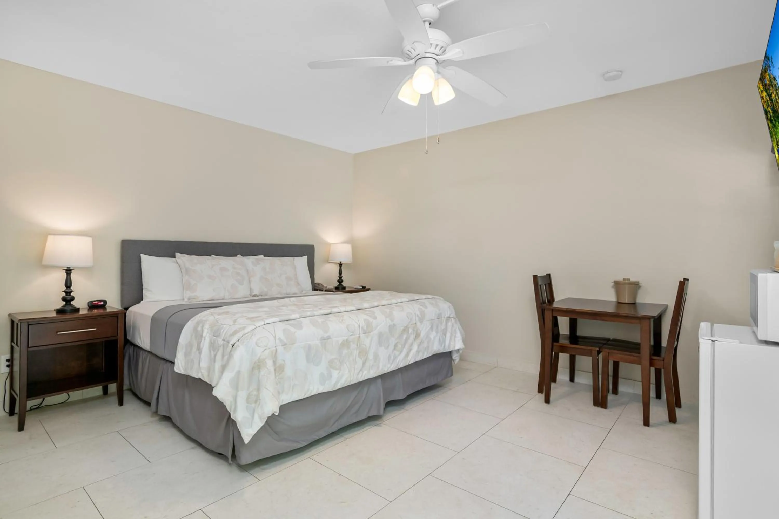 Photo of the whole room, Bed in The Fairways Inn of Naples