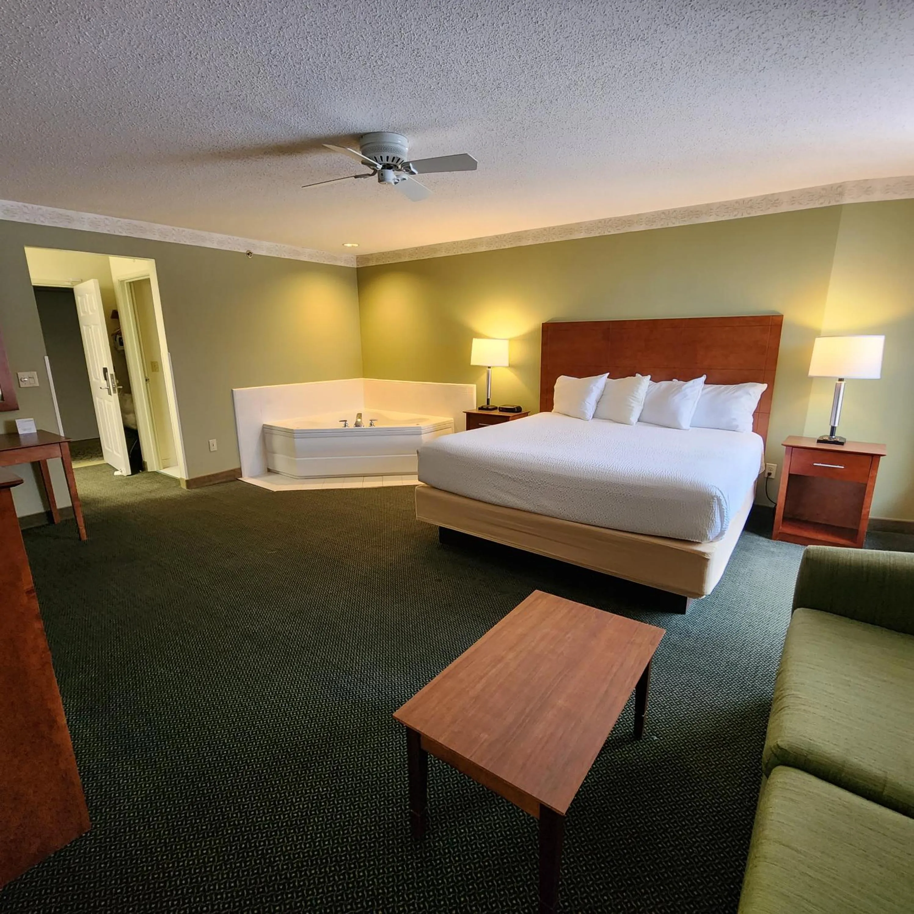 Hot Tub, Bed in Baymont by Wyndham Mackinaw City