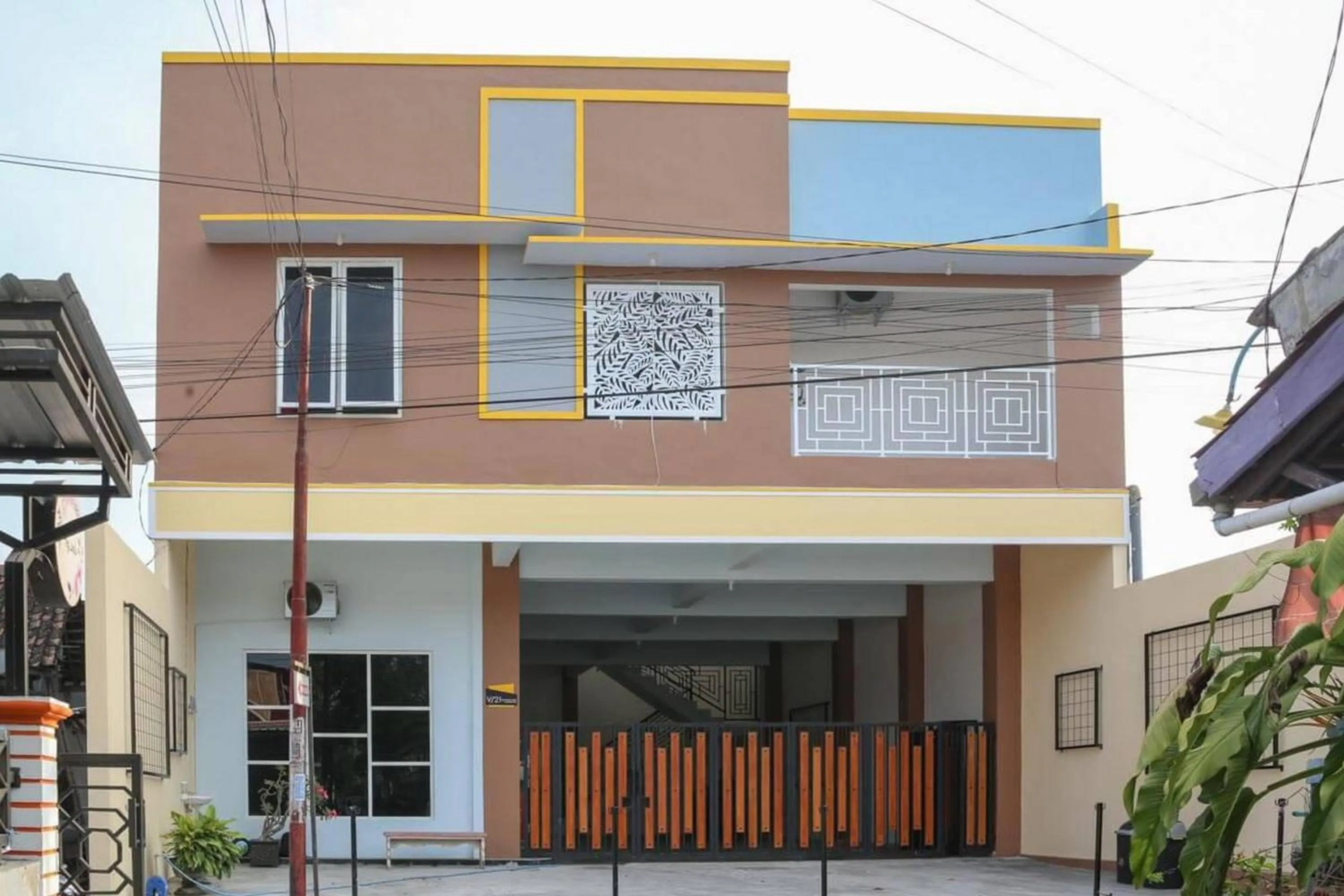 Facade/entrance in RedDoorz Syariah near Suncity Mall Madiun