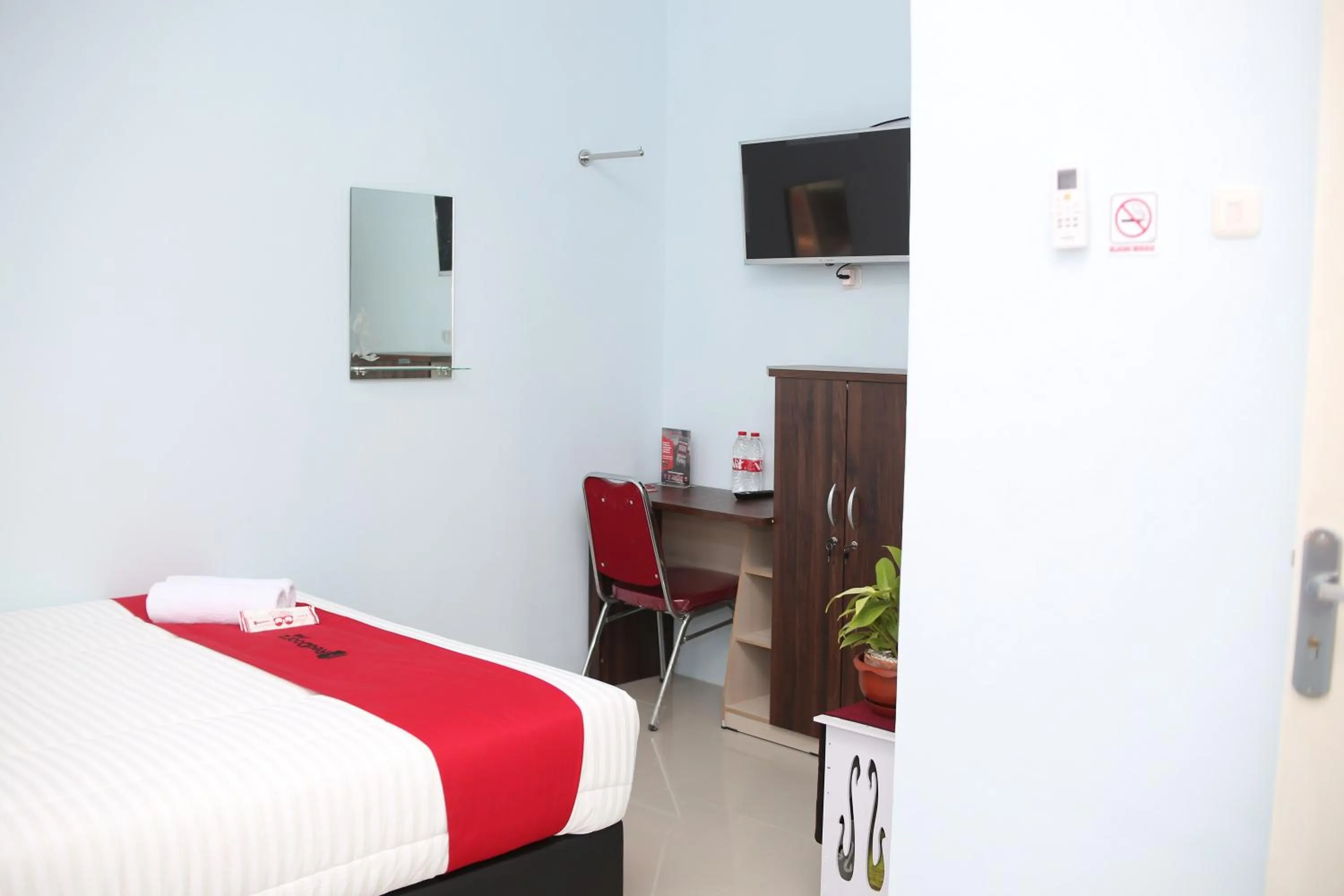 Bed in RedDoorz Syariah near Suncity Mall Madiun