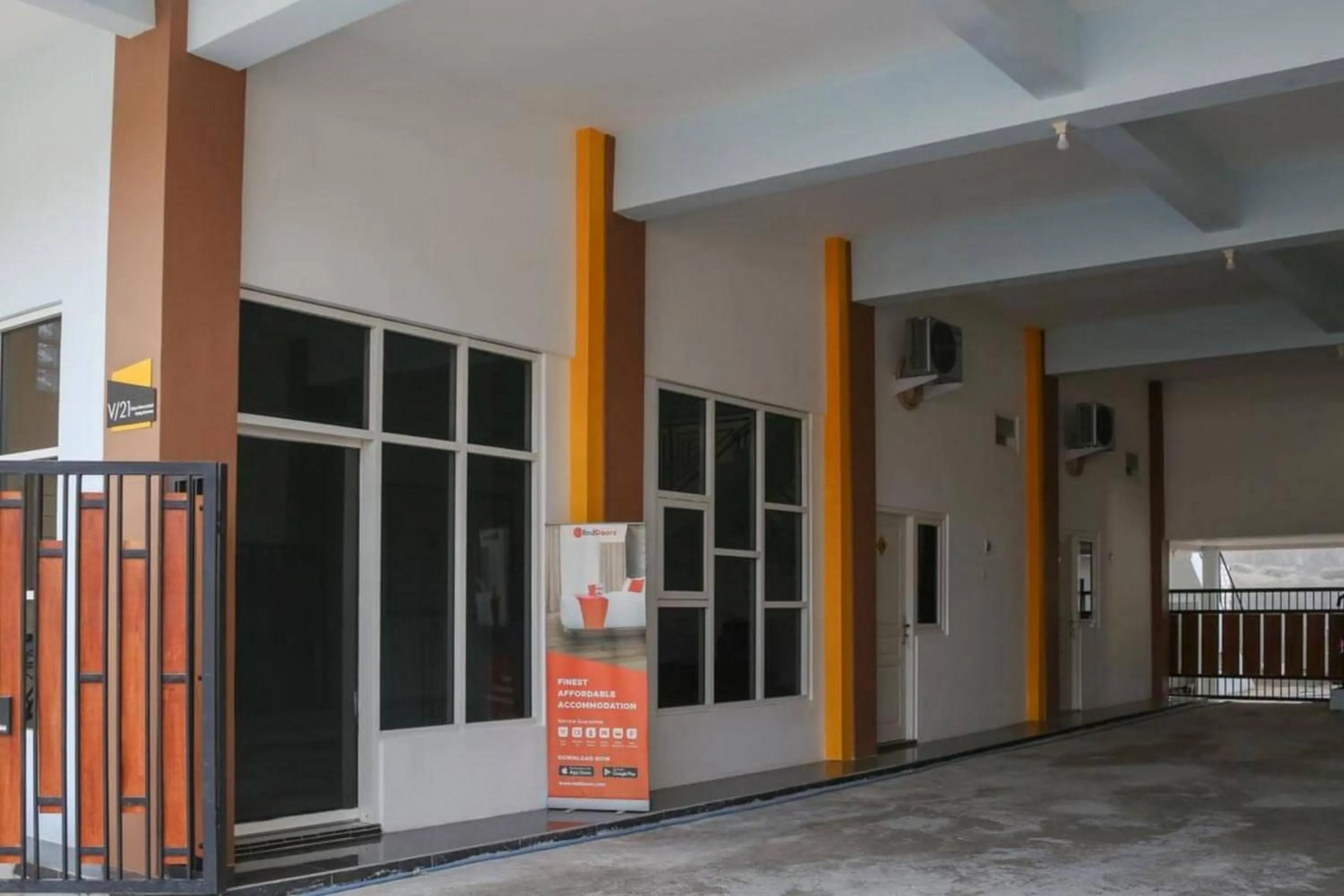 Facade/entrance in RedDoorz Syariah near Suncity Mall Madiun