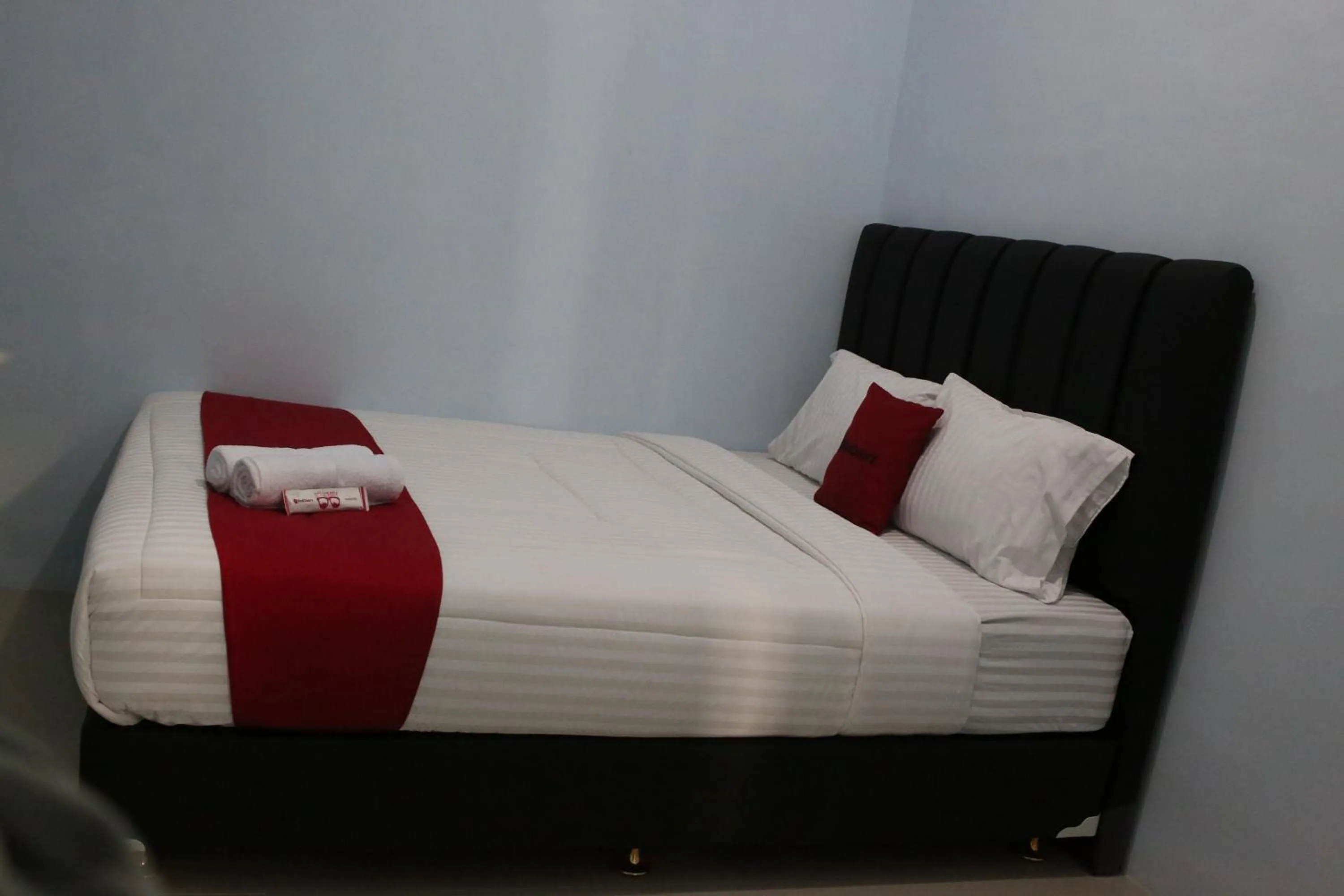 Bed in RedDoorz Syariah near Suncity Mall Madiun