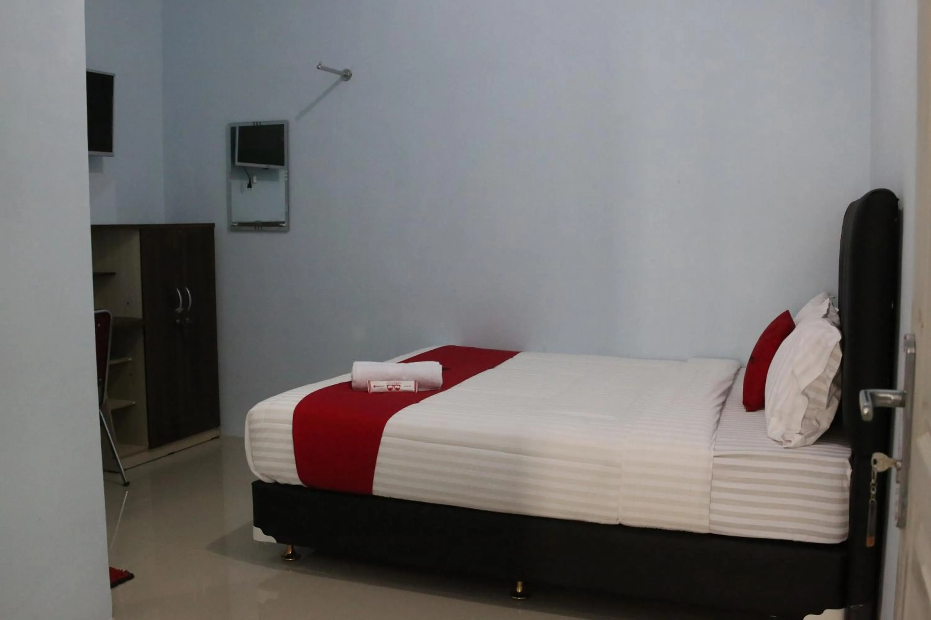 Bed in RedDoorz Syariah near Suncity Mall Madiun