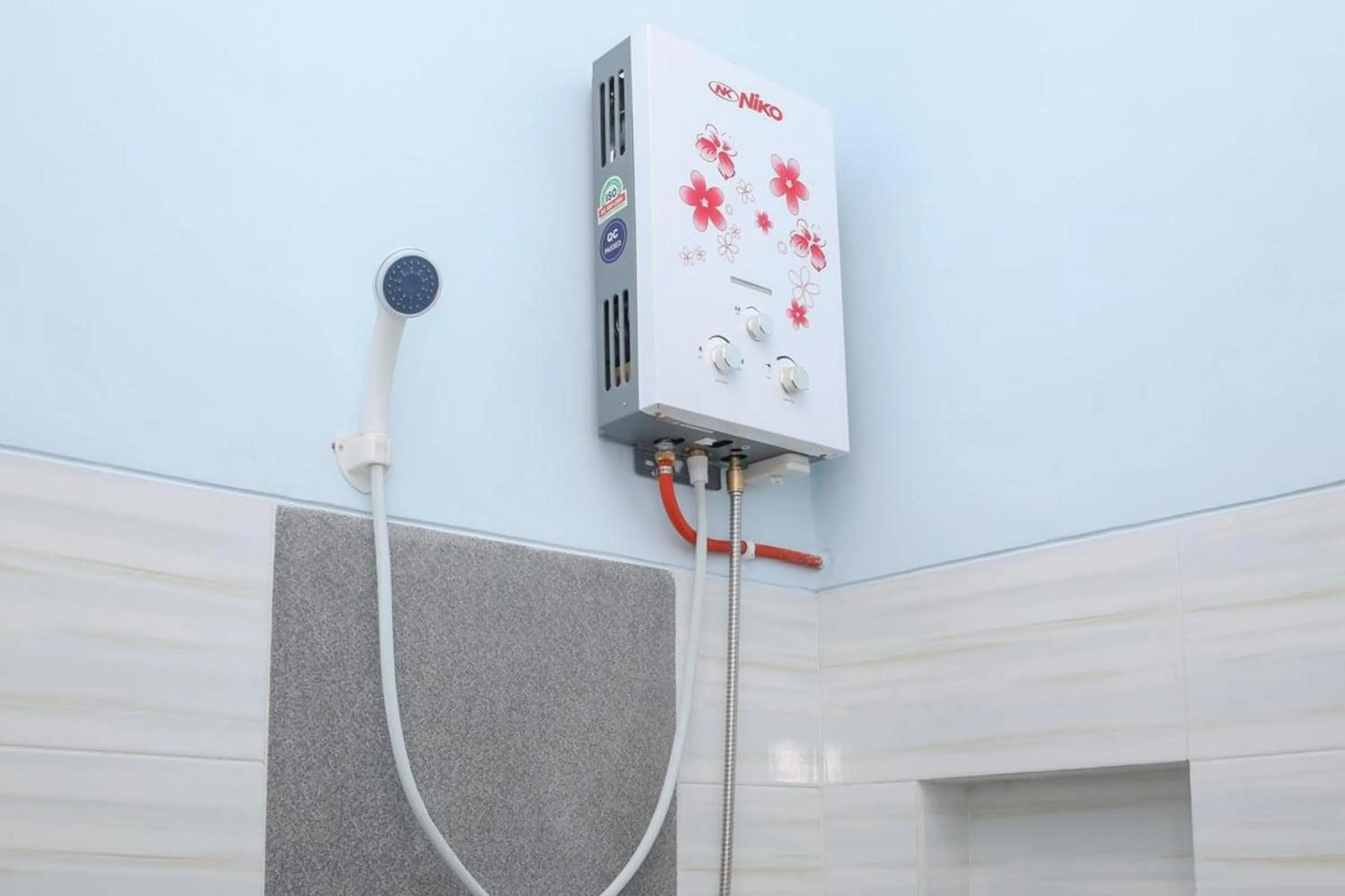 Bathroom in RedDoorz Syariah near Suncity Mall Madiun