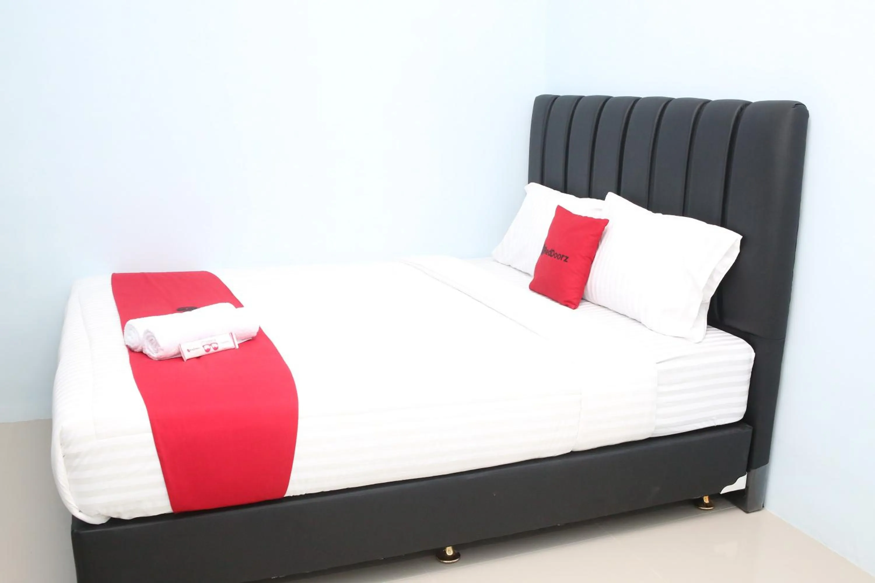 Bed in RedDoorz Syariah near Suncity Mall Madiun