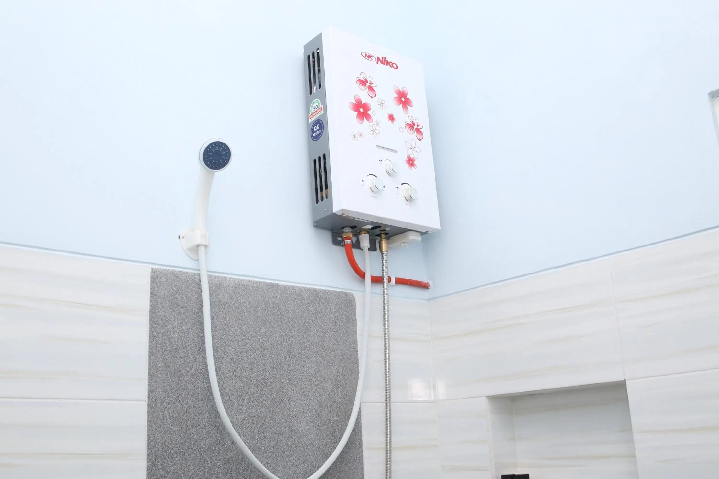 Bathroom in RedDoorz Syariah near Suncity Mall Madiun